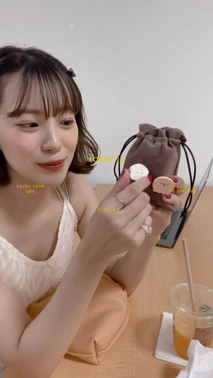のインスタグラム：「ㅤㅤㅤㅤㅤㅤㅤㅤㅤㅤㅤㅤㅤ お昼ご飯たべながら ただの雑談配信🥣  のつもりが... バックとキャミと次回の新作紹介 ちょいと挟んじゃった🫢  あとはバックの中身の紹介と ネイルの話。  ちょっとたったら 消すと思われます🫡 また改めて次回の新作紹介の ライブするねっ  お仕事の方頑張ってね〜💪🏻」