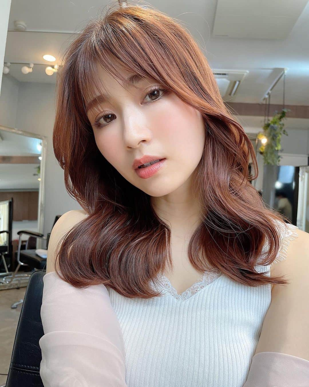 有川さとこのインスタグラム：「AMI Hair Supply＊宮武さん  @miyatakemasaya  #AMI #アミ #三宮美容室 #神戸美容室 #ヘアスタイル #韓国スタイル #韓国ヘア #韓国巻き #シースルーバング #ピンクブラウンカラー #hairstyle #kobe #haircolor #pinkbrown #haircatalog」