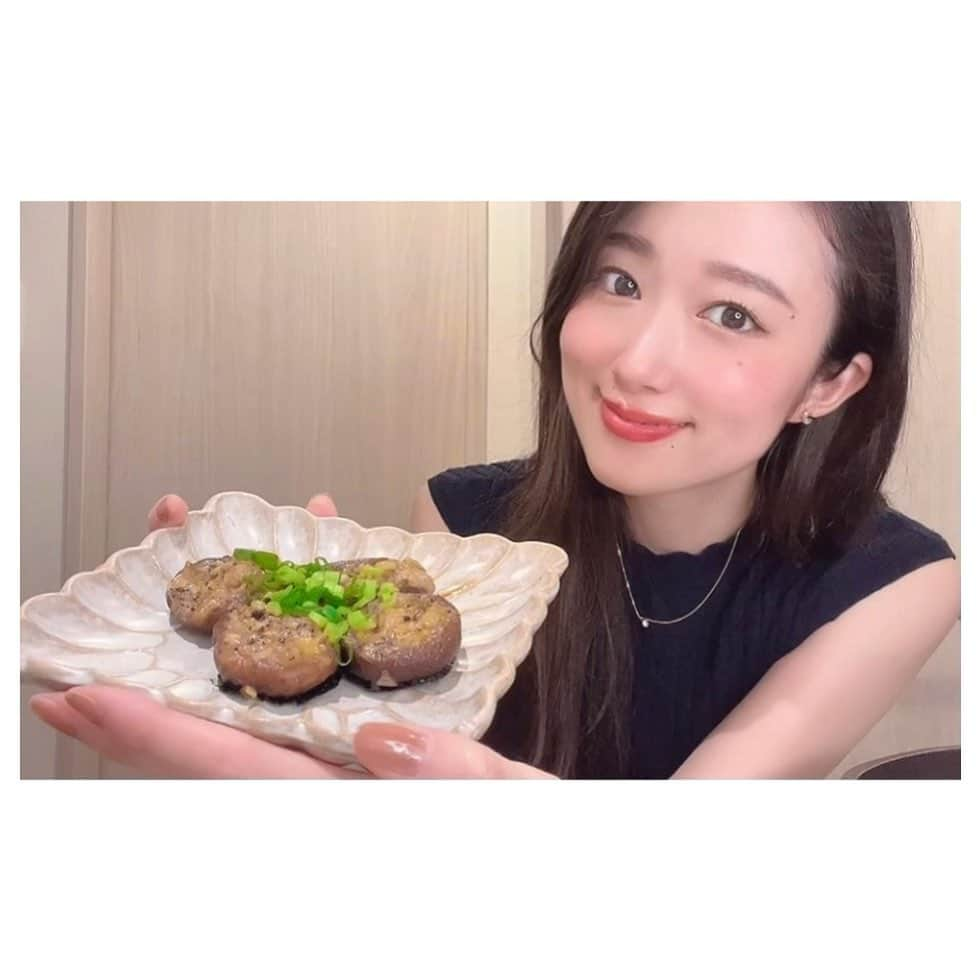 丹羽咲絵さんのインスタグラム写真 - (丹羽咲絵Instagram)「YouTubeでアップしていた ネギ塩しいたけステーキ。  せっかくなので、稀にインスタにも 載せる事にしました。  これ一皿で50kcal弱というダイエット食。 (9割がごま油のカロリー)  ※更にカロリーを抑えたい人※  ①ごま油が小さじ1で35-40kcalと割と高カロリーの為、気になる人は量を減らすかオリーブオイルで代用。もしくは不使用  ②ネギは青い部分の方が糖質が少ないので、気になる人は青部分を使うと◎  しいたけ、ネギ、レモン汁、鶏ガラだし、 塩胡椒、ごま油で簡単にできるので  ぜひ試してみてね◎  詳しい作り方はプロフィール欄より おねげーしまっす！  #下ネタしか言わないYouTube #下ネタのせいで嫁に行けないフラグ出てきた #ダイエットレシピ」6月26日 19時40分 - sae_niwa