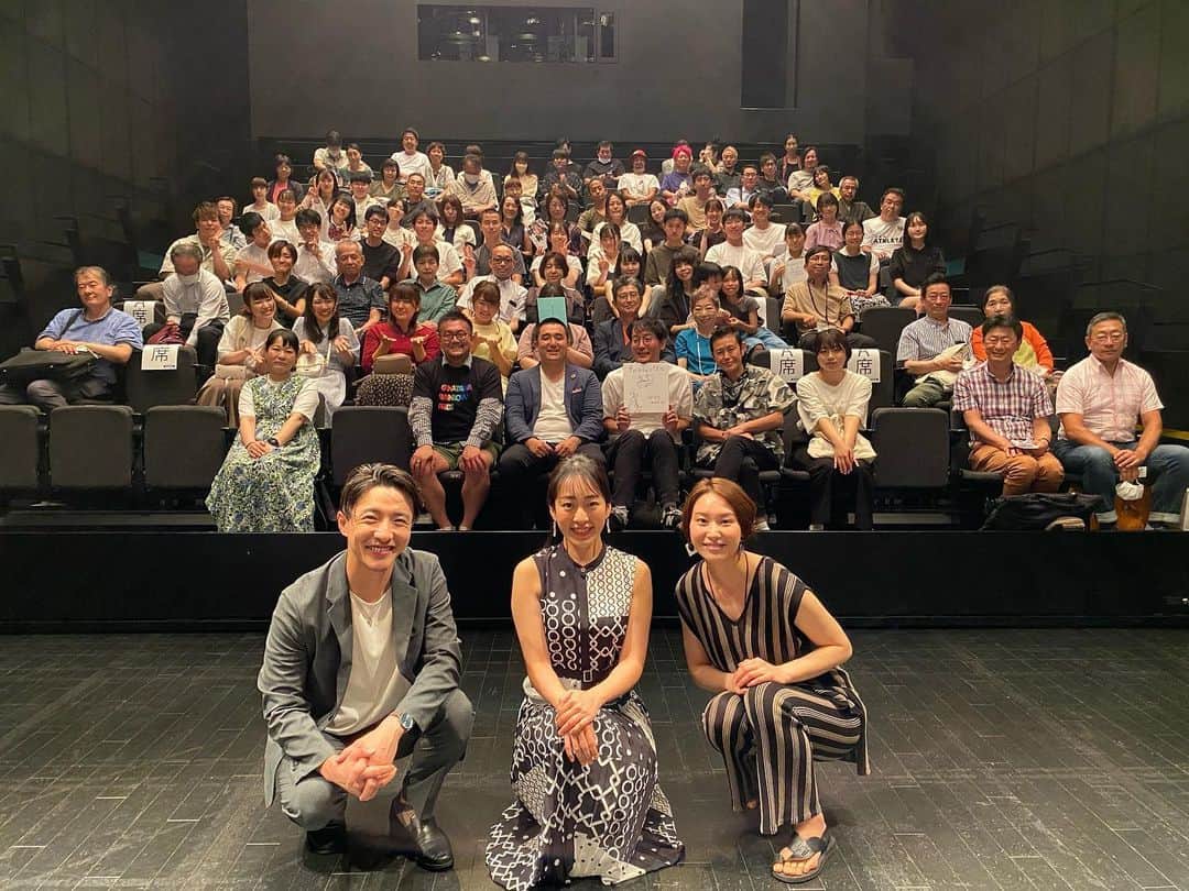 KYOHEYさんのインスタグラム写真 - (KYOHEYInstagram)「盟友、俳優の黒川鮎美が クラウドファンディングでたくさんの支援者さまや、スポンサーさま、仲間の協力を受け、LGBTQ+をテーマにした短編映画「手のひらのパズル」を制作しました。  6/25、6/26の2日間、 この映画の舞台にもなった石川県は金沢市で先行上映会を開催するということで、 僕は微力ながら進行のお手伝いで金沢に行ってきました。  人それぞれの幸せを考え、誰もが生きやすい世の中を皆で望む、それに向かい行動する！  耳障りのいい言葉だけでは世界は大きく変えられない。  「どんな作品になろうと、絶対やり抜く！」 それは、誰かのために、そして黒川自身のために。  このスタートを近くで見ていた僕は、クラウドファンディングの支援だけじゃ何か足りないような気がずっとしていて、先行上映会の情報が出た時に、昨日と今日の協力に手を挙げた。  結果的にこの2日間で、「手のひらのパズル」という作品に、そして金沢で出会った人たちの愛に、そして何より黒川の熱い思いにたくさんの大きな「こころ」をもらって帰ることになった。  俳優だからまぁ、そりゃそうなんだけど、スクリーンの中で演じる黒川鮎美をとてもかっこよくて、誇らしかったし、尊敬した。 友達として見た事ない顔もいっぱい見た。  けど、2日間を終えて、荷物をまとめてホテルに戻った黒川は、子どもみたいに涙を流した。 まだまだここからなんだろうけど、ひとまず作品を世に出すスタートが切れたことで、ホッともしたと思う。  でも彼女は見えてるより不器用で繊細なとこがある。こだわりもめちゃくちゃある。YES NOがはっきりしすぎていて言い方が強く聞こえることもある。 あと、酒が弱くて酔ったら長い面倒なとこもある。でもこの3日間は大切な作品をちゃんと届けたいから！と言って、アルコールを飲んでなかった。（あと浮腫みやすい。）  おいきょうへい！全部書くな！って怒られるかもだけど、結局何が言いたいかと言うと、何か自分がやりたい事や伝えたいことがあって、それが到底ひとりで叶わないことでも、こうして黒川鮎美にたくさんの、たくさんの仲間ができて、大きなことを達成できるというのを間近で見て、参加させてもらえて本当に感謝の気持ちでいっぱいなんです。  「人の心」の熱量に叶うエネルギーなんてないと思うんだ。   #手のひらのパズル この作品はこれからもっとたくさんの方に触れてほしいし、自分はもちろん、あなたの隣の大切な人の幸せを考えるきっかけになればいいなと思います！  金沢の皆さん、2日間本当にありがとうございました！  鮎ちゃん、お疲れ様でしたー！😄   #金沢  #21世紀美術館  #lgbtq #幸せ  #映画  #黒川鮎美  #長内映里香  #竹石悟朗  #なだぎ武」6月26日 19時41分 - kyohey5