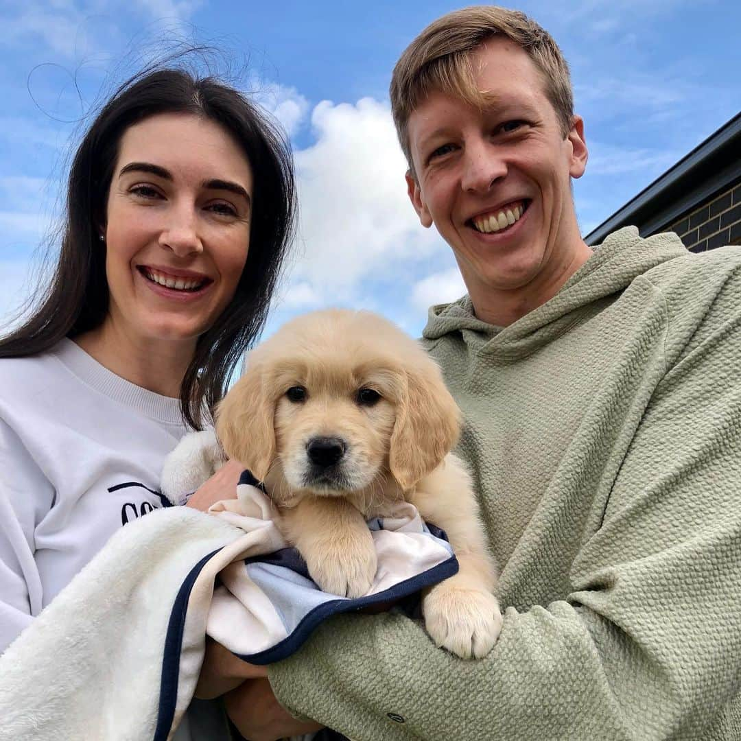 トラビス・マホーニーのインスタグラム：「Welcome to the family @golden_lennny 😍🥰 Follow him for all the 🐶 updates   #goldenretriever #puppy #goldenretrieversofinstagram」