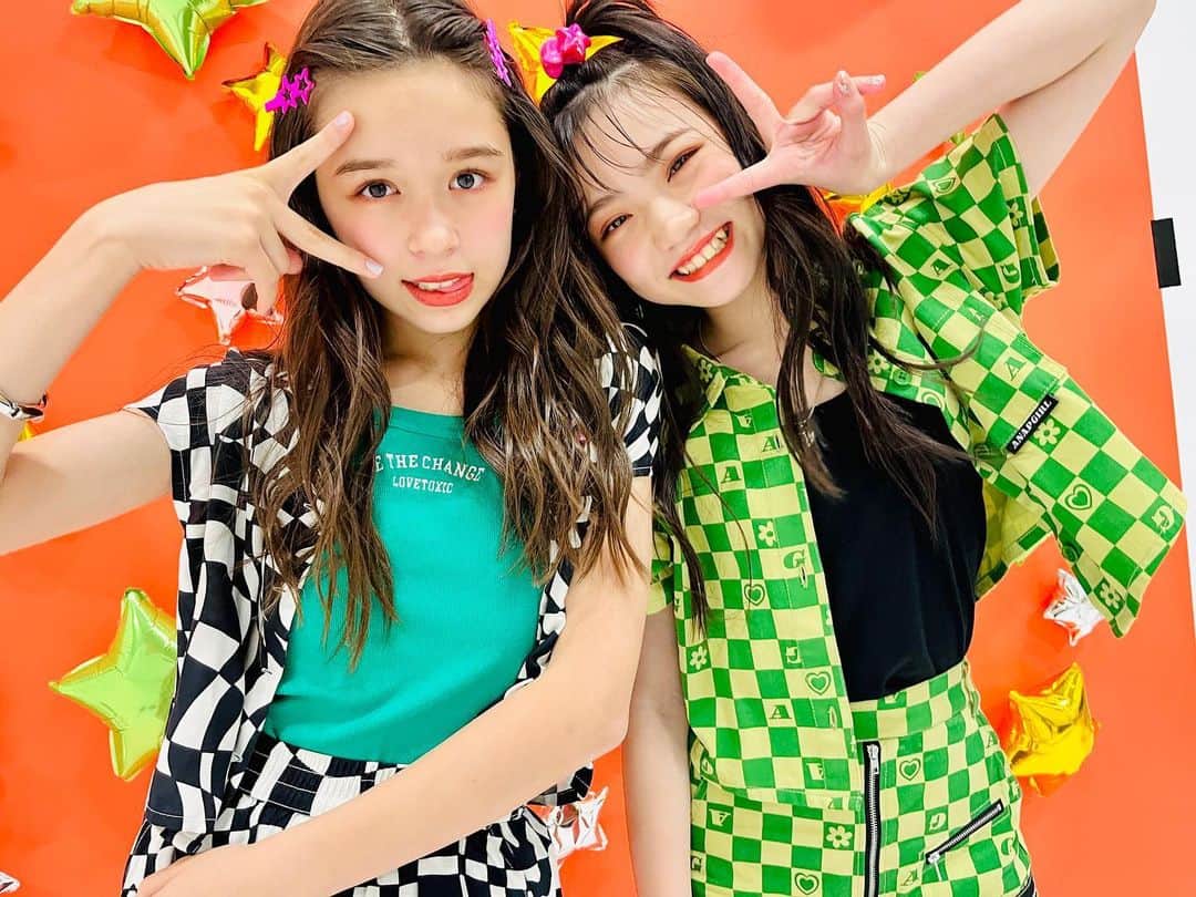 ニコ☆プチのインスタグラム：「❤️‍🔥🦖🏁  ぎゃるっっ🤟🏻⚡️🍊  #星名ハルハ #星乃あんな #ぎゃる #y2k #ニコプチ  #スターコンビ」