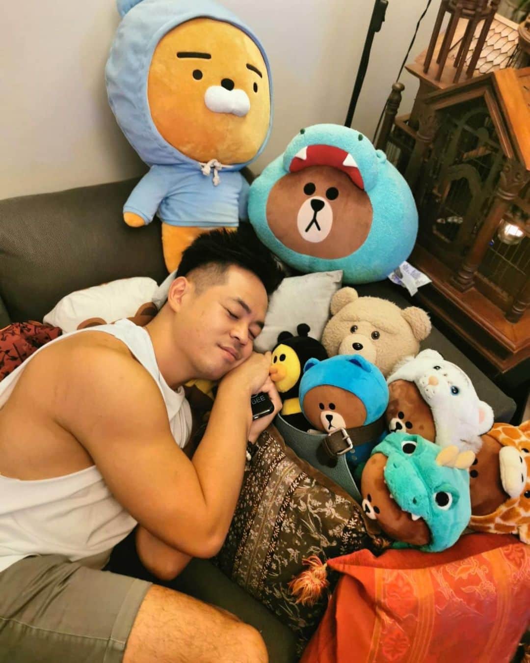 ヒューバートのインスタグラム：「Made some new friends, couldn’t really hold a conversation though. #throwback」