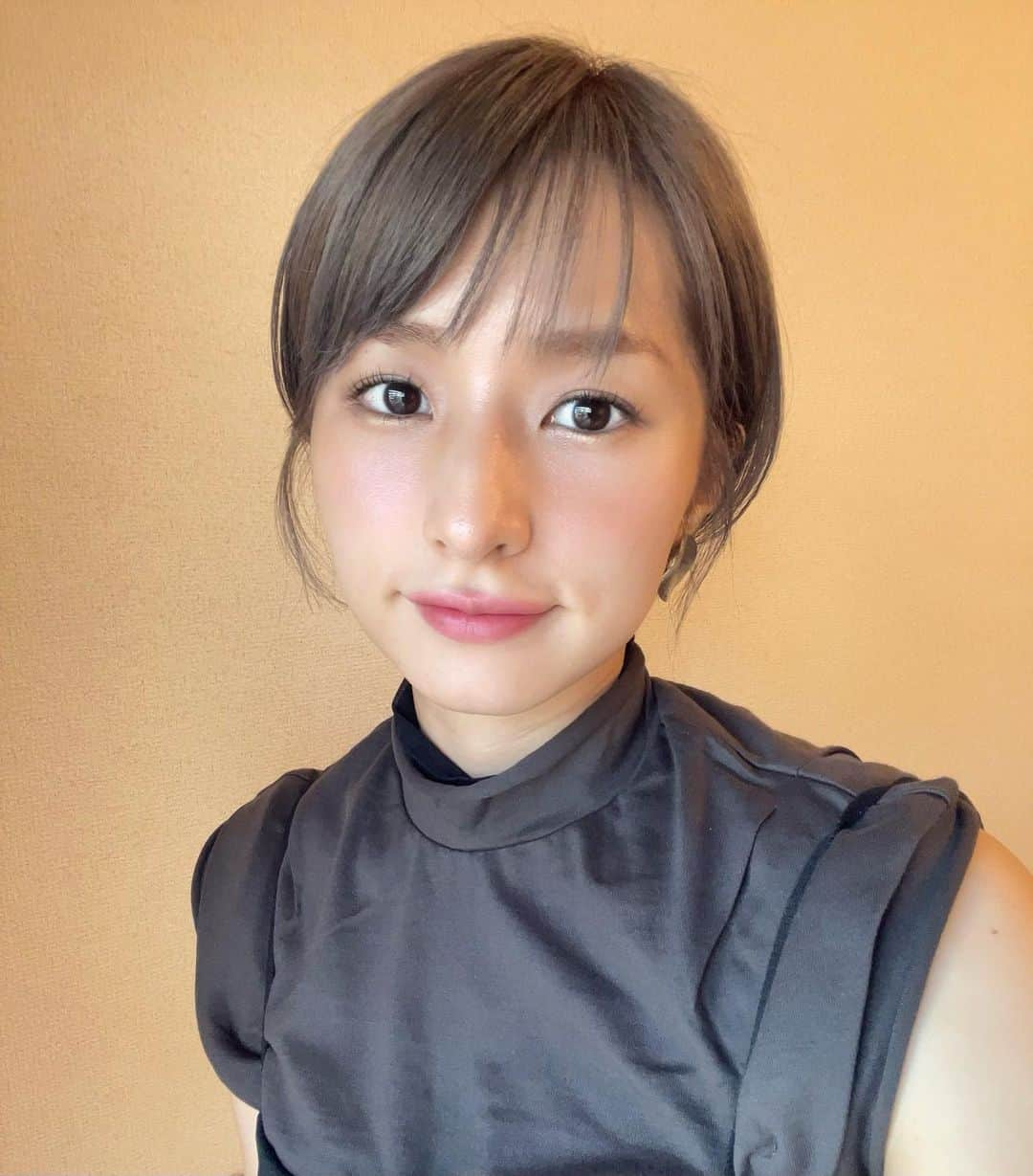 湊あかねのインスタグラム：「メンテナンスに行って来ました😊✨  有難いことに、髪色など真似したいとDMが沢山あったので乗っけておきますね✨  今回も最高の仕上がり✨  前原さんにカットして頂いてるのですが、お任せで毎回素敵に仕上げてくれます✨ 今回のカットは、#まるボブ　です🫣✨ 後ろもサイドも #まる です👏🏻  イェイ✌️  髪色は、はやしくんが毎回やってくれてます✨毎回絶妙に素晴らしい色に仕上げてくれて、色落ちも楽しめるよ😎✨  今回も濃いめに入れてくれてます👏🏻✨ 次は、何色にしようかな☺️✨  ありがとうございました✨」