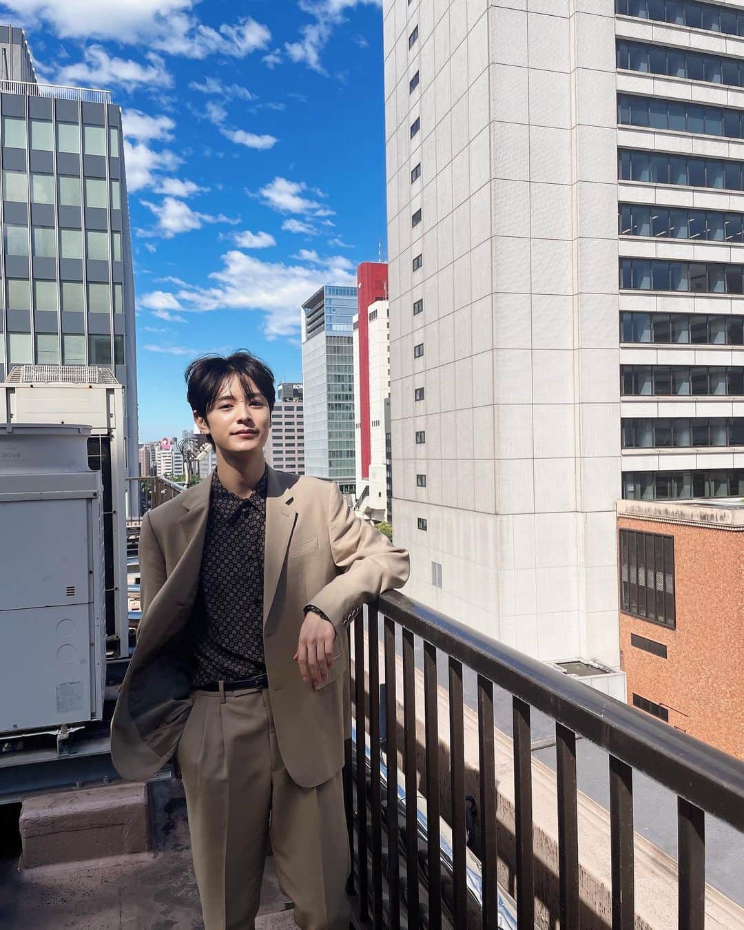 のインスタグラム：「. カレンダー個別イベント ありがとう御座いました。  一人一人は短い時間でしたが 話すことを一生懸命考えてくれていたり カンペを用意してくれていたり 装飾をして待ってくれていたり 忙しい中時間を割いて外から参加してくれていたり  オンラインはオンラインで みんなの背景やストーリーが 見えてくるんだなとひとり感動しておりました。  もちろん直に接する機会というのも 今後必ず作りたいと思っておりますが 今回はこの形で良かったなとも思います。  みんなからパワー貰えました。  今回当選されなかった方も また次の機会を作れるように 塩野頑張りますので 引き続きどうぞよろしくお願いします。  参加してくれたみんなありがとう。  #塩野瑛久」