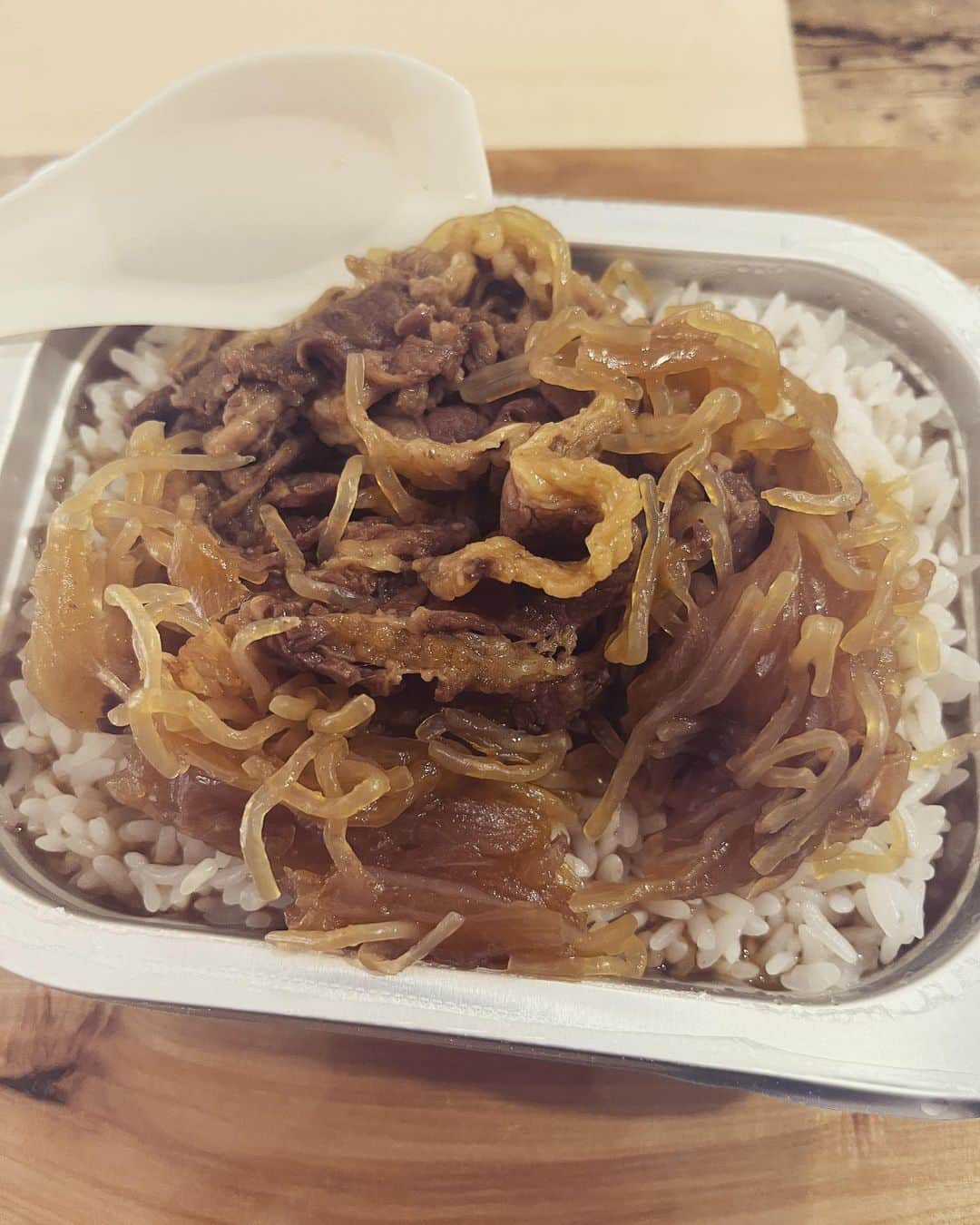 兄者のインスタグラム：「朝霞で購入した防衛糧食陸型2。 賞味期限見て実食。 熱々の牛丼が美味。 しかも水無しでOKなのだ」