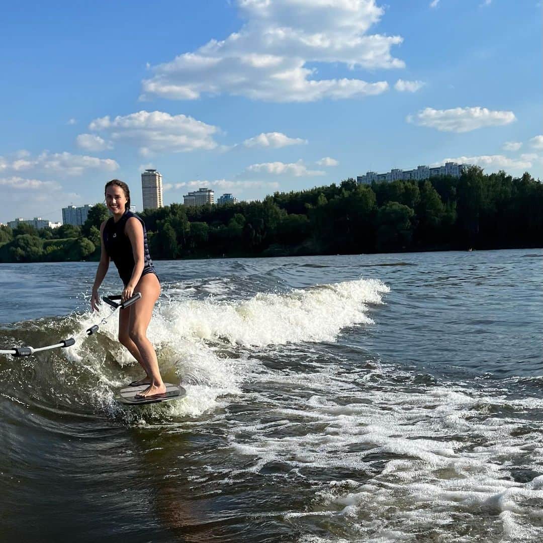 アリーナ・ザギトワのインスタグラム：「🏄‍♀️🌊」