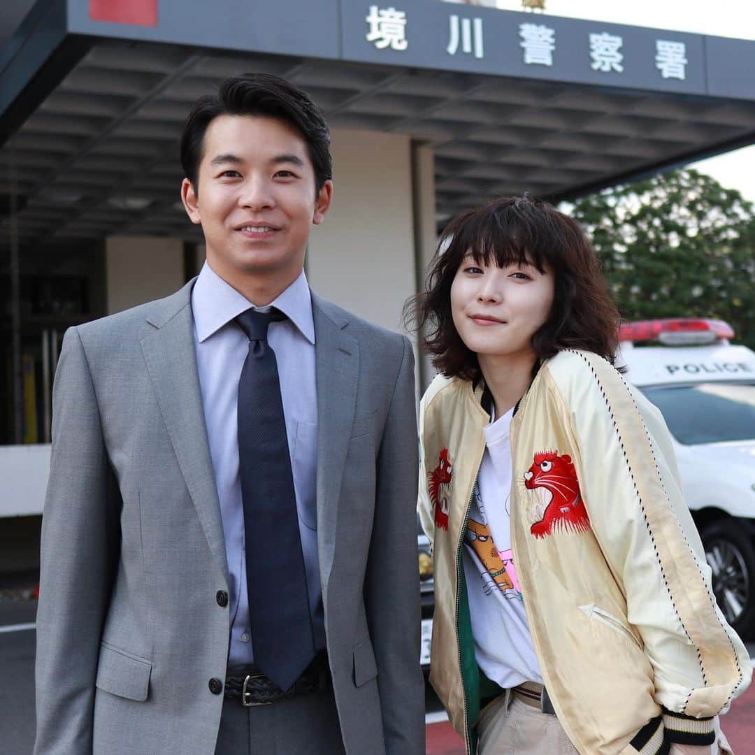 のインスタグラム：「. 今夜は仲野太賀さんと松岡茉優さん❗️🎉 . これが撮影初日ですよ。 すでに息がぴったりで放送がほんと楽しみですね☺️ . あとなぜか妻の尻に敷かれる感じを出す太賀さんがツボすぎて、くせになりますよね😂 ありがとうございます😊 ではまた✋ . #初恋の悪魔 #7月16日土曜よる10時スタート #林遣都 #仲野太賀 #松岡茉優 #柄本佑 #佐久間由衣 #味方良介 #伊藤英明 #安田顕 #田中裕子 #脚本 #坂元裕二 #日本テレビ #日テレ #ドラマ」