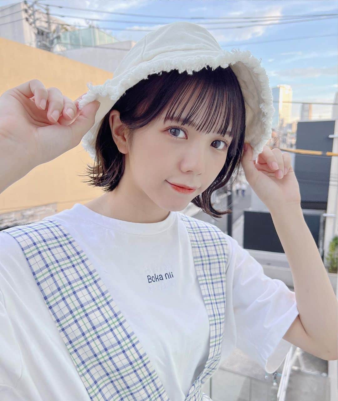 のインスタグラム：「🫧   わたボブ×クラシックショコラ×バケハで夏っぽく👒   cache cacheの夏、始まりました🎇       この作品のBefore→After→Arrangeはこちらに💁🏼‍♂️ @wataru_magic    🫧 model:名古屋のご当地アイドル・手羽先センセーションの日南遥ちゃん♪ #わたるマジック #わたるフィルター #cachecache #cachecacheomotesando #larme #cachecacheoil #bobhaircut #hairstyle #disney #bis #美容師 #前髪カット #ディズニーランド #可愛い #おくれ毛 #カシュカシュオイル #ヘアアレンジ #サイドバング #シースルーぱっつん #アイドル #シースルーバング #アレンジ #日南遥 #似合わせカット #ディズニーコーデ  #フレンチガーリー #前髪 #美少女 #手羽先センセーション #バケハ」
