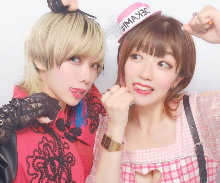 ぱいぱいでか美のインスタグラム：「コショぷり〜 . 火曜TheNIGHTに出演させてもらった時に プリクラ撮ったよん💙❤️ 二人で出られて嬉しかったー！ 須田亜香里さんとコショの3人…… からのピンマイクで矢口さんが歌ってくれて 結果的に4人で歌った「I WISH」も ぜひ見てほしいのでアーカイブをチェックしてね〜👀 . #古正寺恵巳 #MAPA #MAPAちゃん #でか美ちゃん #火曜ザナイト」