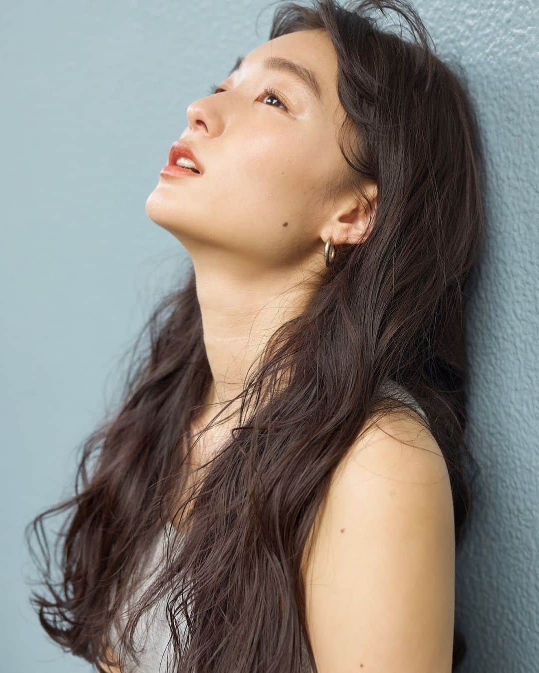阿部朱梨のインスタグラム：「最近会う人会う人に 髪の毛明るいね！カラーした？て言われるんだけどね  もともとが赤茶ぽい髪の毛だから 赤みけしてもらって透明感のある 地毛っぽいナチュラルな黒にカラーしてるの！ 色落ちてくると茶髪になる🤣  意外とカラーしてない黒髪だと思われがちだけど 実はこだわってる黒髪です😉🤍笑  早くメンテナンスいかないと〜〜〜」