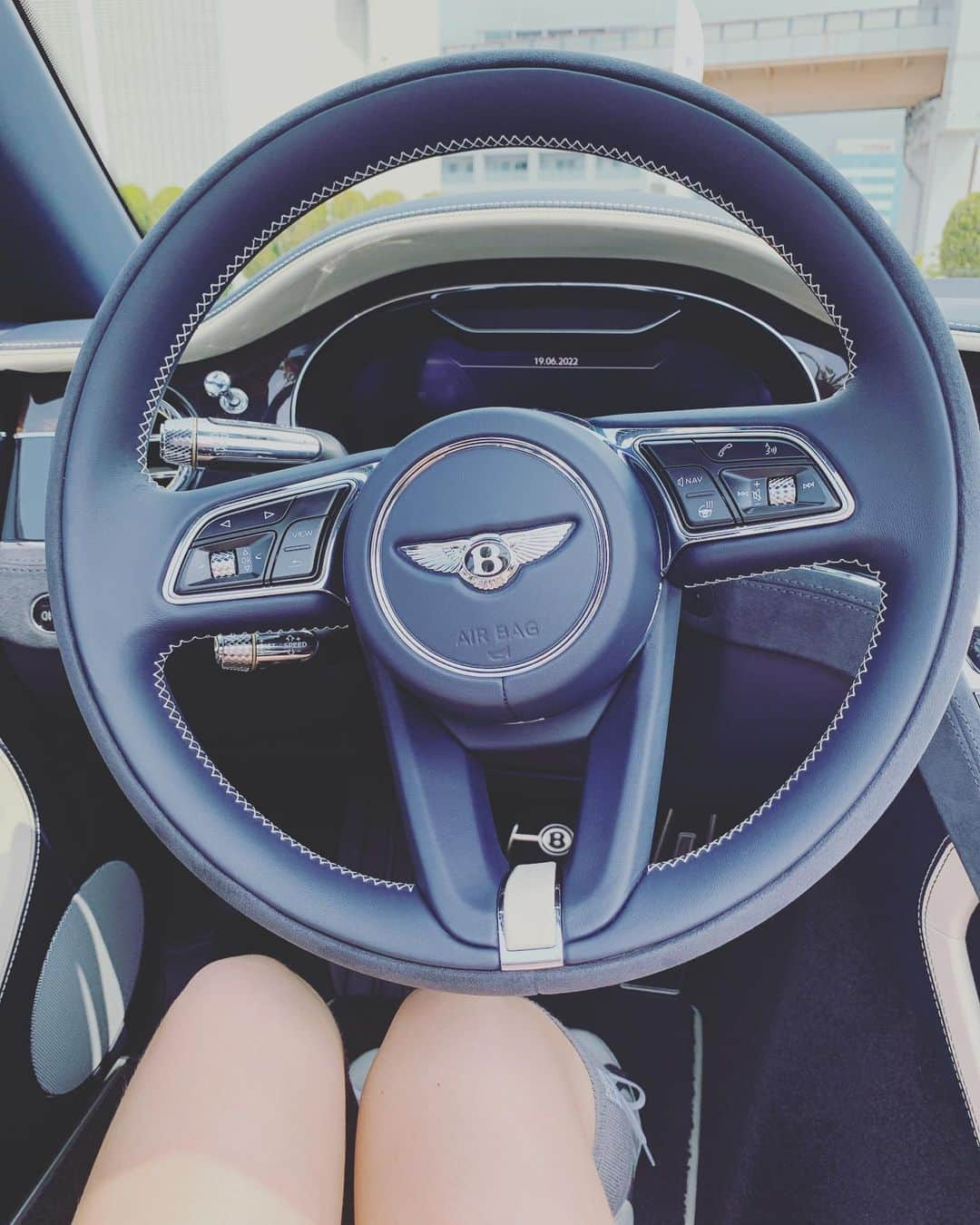 桒原えりかさんのインスタグラム写真 - (桒原えりかInstagram)「ベントレー💖 Continental GT コンバーチブル🏎 内装まるでジュエリーのように一つ一つ贅沢だった✨✨✨ ハンドルもむちゃくちゃテンション上がる @bentley.kobe @bentley.osaka #bentley #bentleycontinentalgt」6月26日 20時18分 - erica._.k89