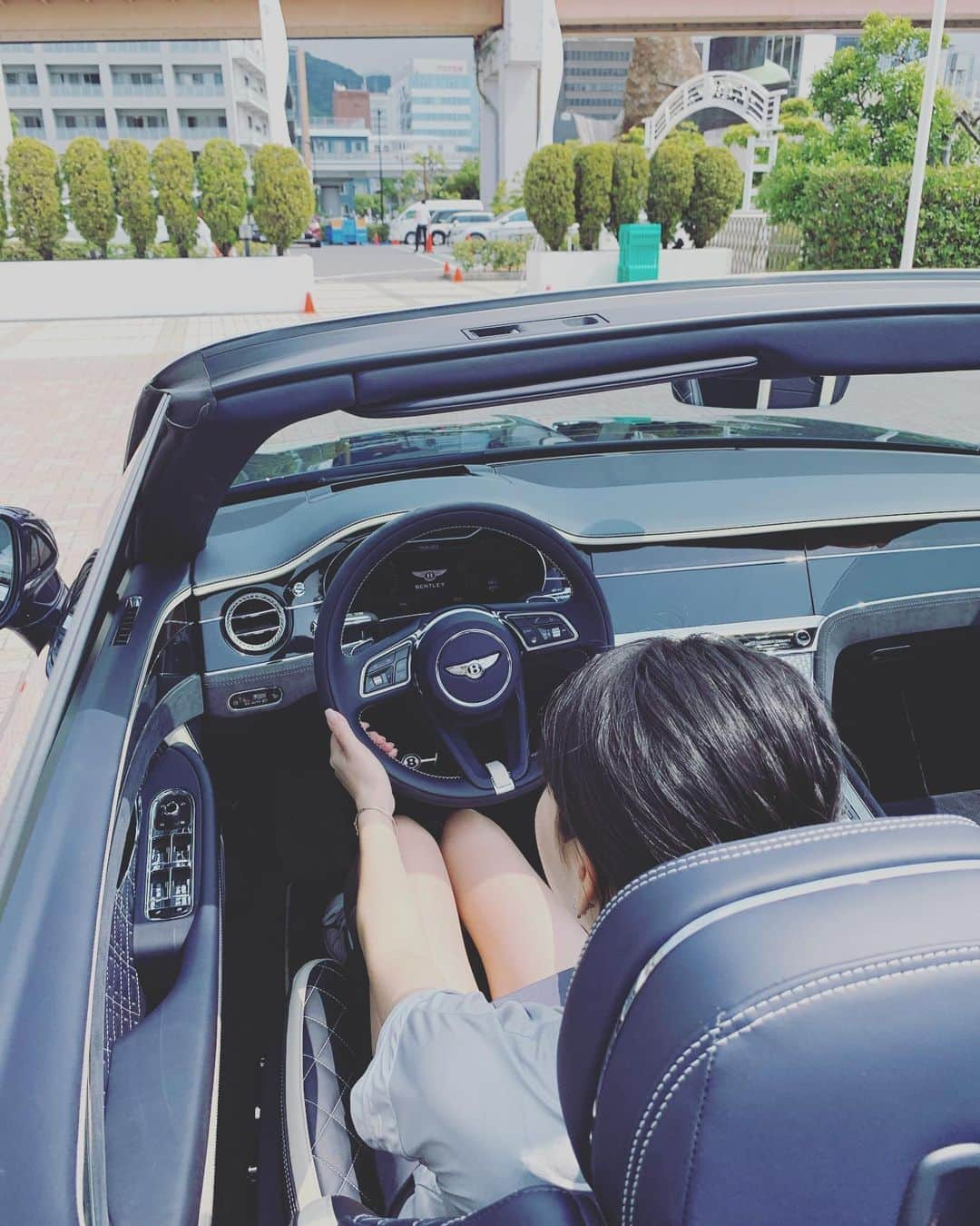 桒原えりかさんのインスタグラム写真 - (桒原えりかInstagram)「ベントレー💖 Continental GT コンバーチブル🏎 内装まるでジュエリーのように一つ一つ贅沢だった✨✨✨ ハンドルもむちゃくちゃテンション上がる @bentley.kobe @bentley.osaka #bentley #bentleycontinentalgt」6月26日 20時18分 - erica._.k89