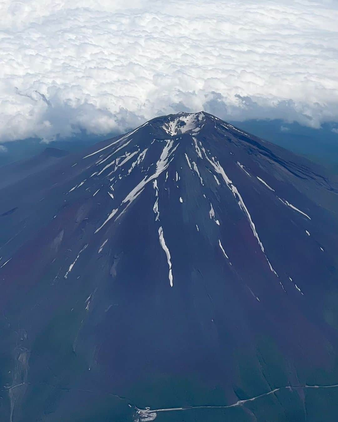 山田佳子さんのインスタグラム写真 - (山田佳子Instagram)「雪もほとんど無くて、もう夏の富士山。いつ見ても雄大だなぁ🗻💕 ⁡ ⁡ #夏の #富士山🗻  #いつみても  #雄大 #素晴らしい景色  #いつか #登りたい #飛行機からの景色  #移動中 ⁡」6月26日 20時22分 - yoshiko117