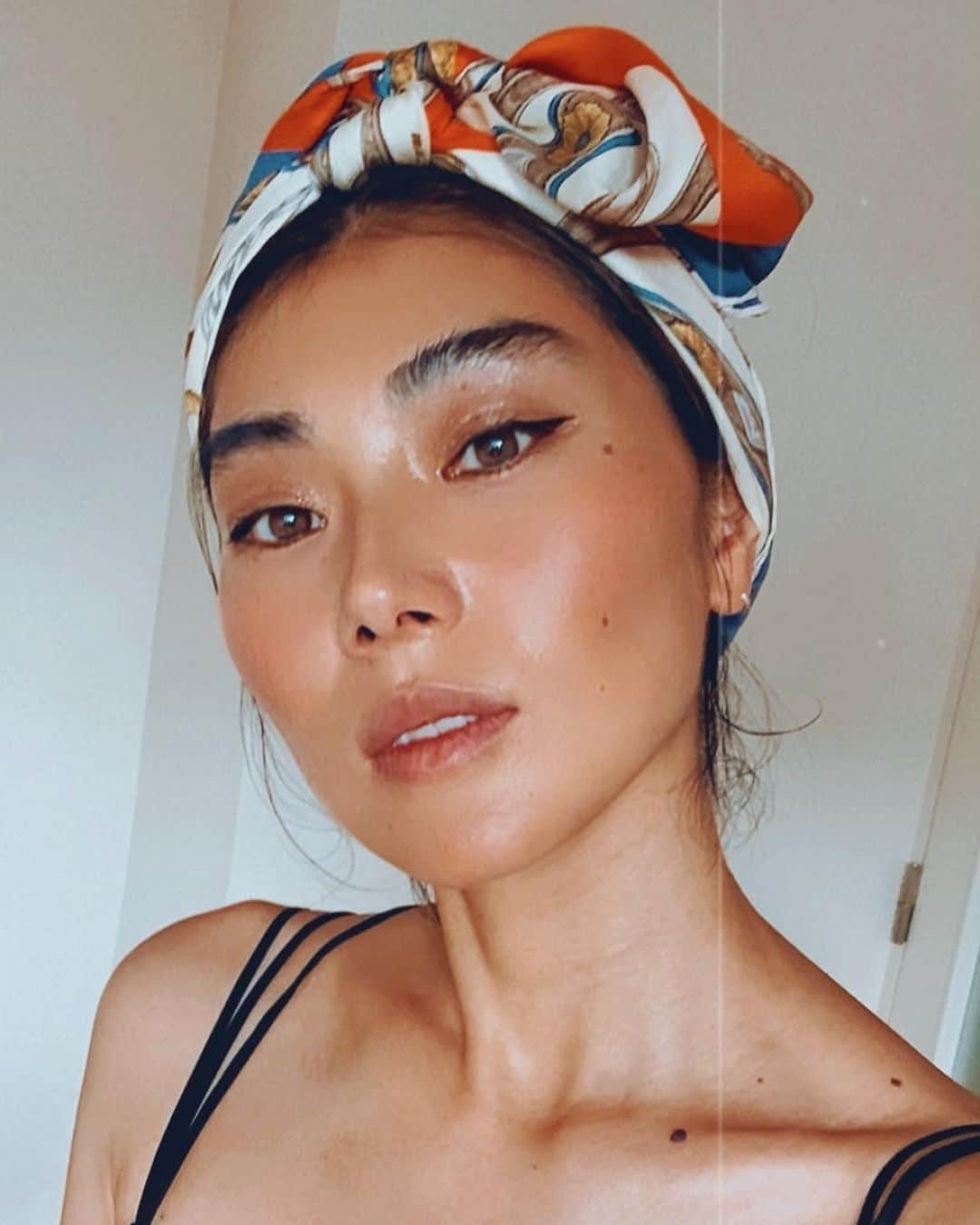 のインスタグラム：「. . 東京暑すぎ もう真夏🏄‍♀️ . . . 朝からランニングしたら速攻焼けた👱🏿‍♀️ . . #happysunday  #ootd #makeup #tan #HERMES #scarf #makeup  #cosmetics  #cateyes  #onepiece  #sayakadavis #vintagefashion #silkscarf」