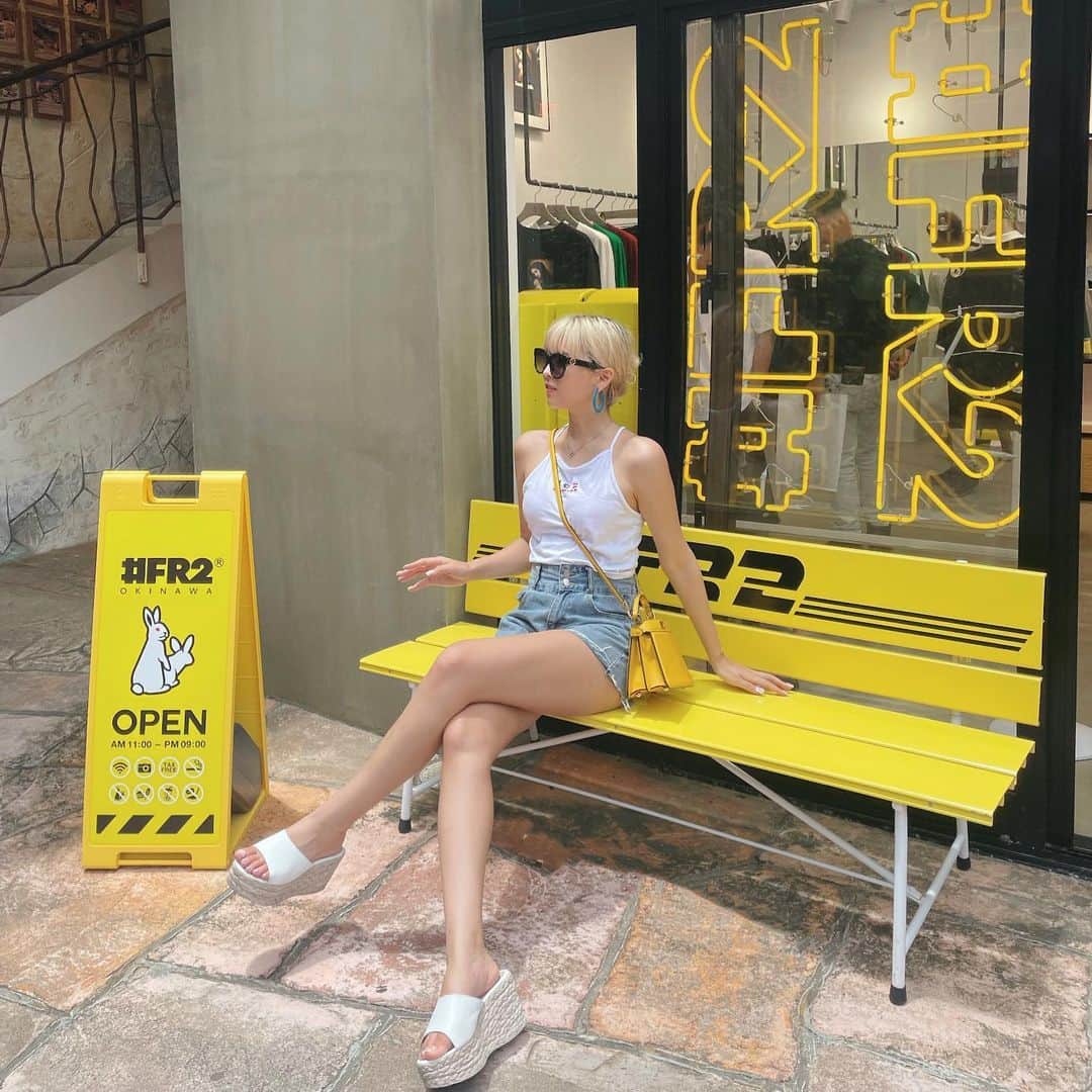 のインスタグラム：「#fr2 🐇💛 . ..  #沖縄　#沖縄観光　#沖縄旅行 #沖縄観光スポット　#沖縄映えスポット #沖縄土産 #沖縄グラム #アメリカンビレッジ　#国内旅行　#国内旅行好きな人と繋がりたい #アメリカンビレッジ沖縄 #fr2 #タビジョ　#旅女子　#旅女　#たびじょ　#旅行コーデ　#沖縄コーデ #沖縄満喫　#女子旅　#女子旅行　#女子旅最高」