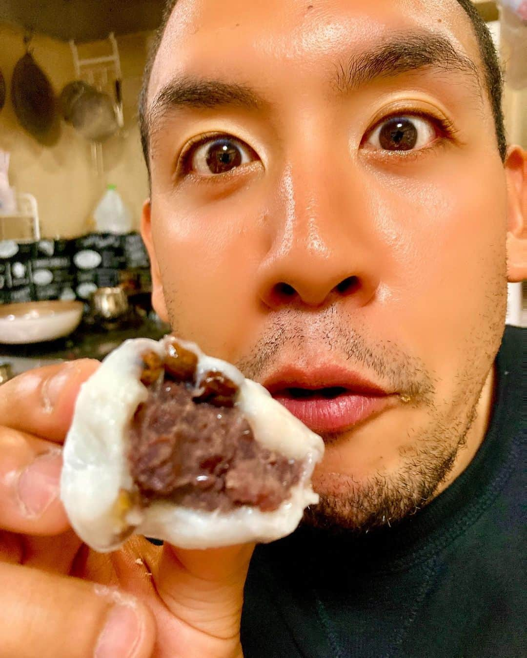 マービンJr.のインスタグラム：「埼玉県越谷市の和菓子処 #たからや千間台店 さんの豆大福と草餅！王道まっしぐら！どストレートに味で勝負してる！格好良いなぁ😆まさに職人さんの技が光ってる豆大福！！柔らかめで薄めの優しい餅に存在感の強めな豆！なんか理想の夫婦像みたいで素敵😍中のあんこはめちゃくちゃ優しい甘さ🥺それが惜しげもなく入っている。。。 普段は甘さ控えめよりもガツンと甘いあんこを好む自分ですが、たからやさんのあんこ大好きっすわぁ〜！！！  #和菓子 #お家和菓子 #豆大福 #草餅 #下町育ち #日米ハーフの和菓子の感想」