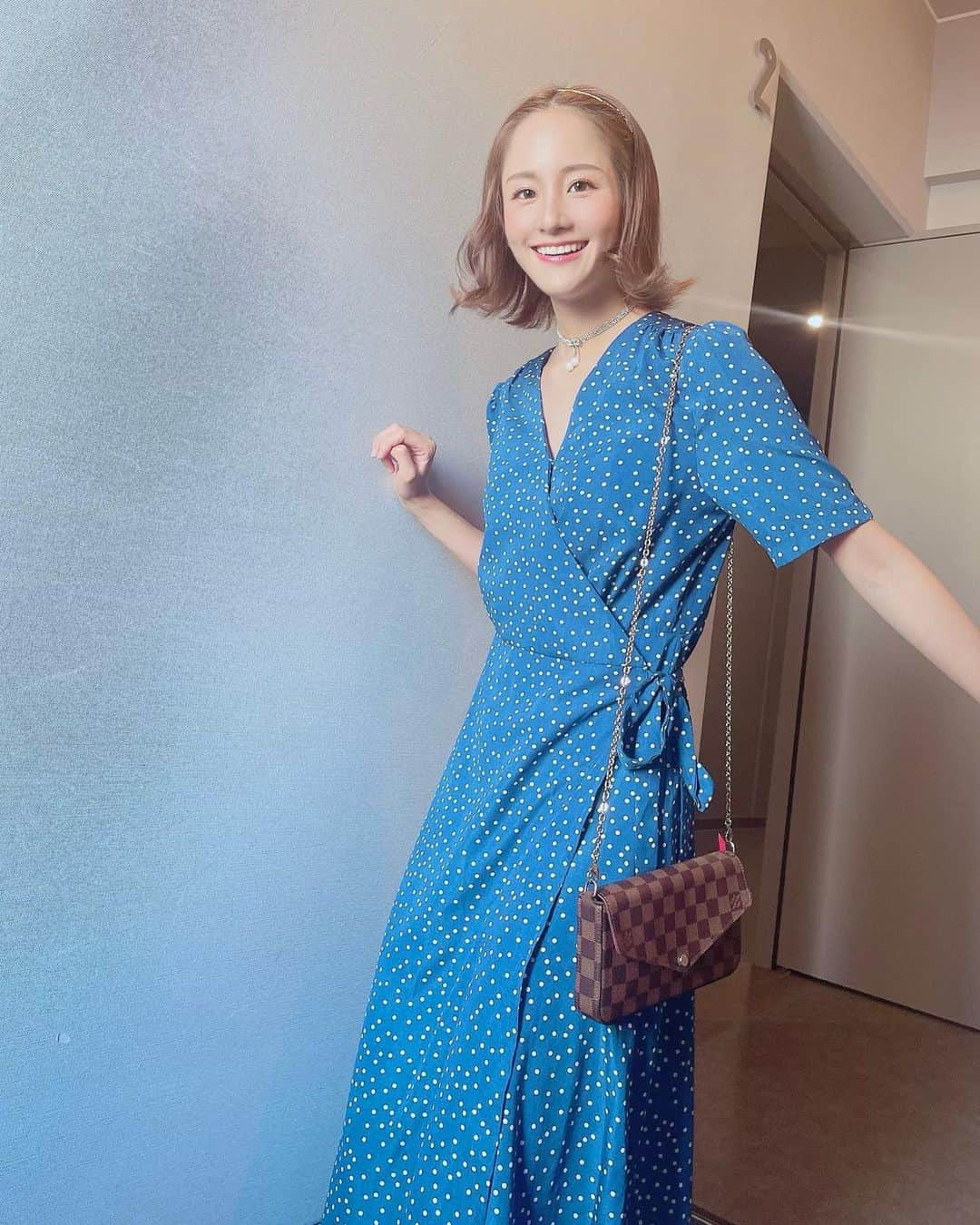 今西由記（ゆきぴ）のインスタグラム：「珍しくBLUE 🛼💎🦋🐳🪺🎐💠 🫧  お洋服詳細は最後の動画ちぇけらしてな✌️💙  ♡THX♡ @canmart_jp @0.8l_japan  #ブルーカラー  #ブルーコーデ  #ドットワンピース  #canmart #canmartjp #canmart_jp  #koreafashion #ootd  #ママコーデ #大人コーデ  #韓国ファッション  #アラサー #オトナ女子コーデ  #おとなかわいい  #夏服 #夏服コーデ  #きれいめコーデ  #きれいめカジュアル  #LV #louisvuitton  #loveislove」