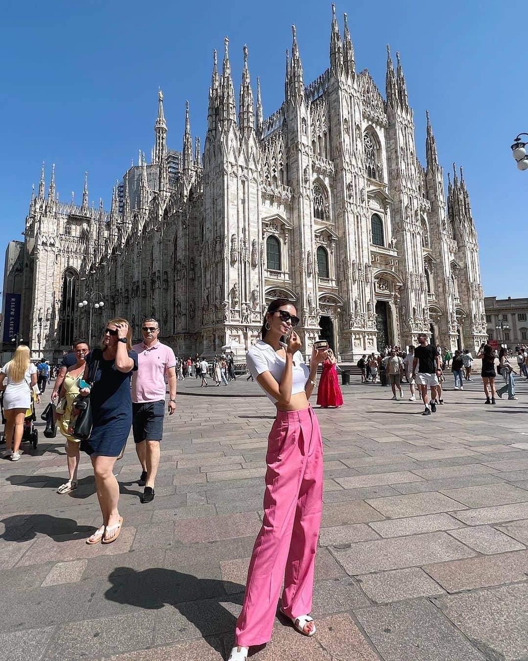 東野佑美さんのインスタグラム写真 - (東野佑美Instagram)「📍Milan, Italy  ⁡ミラノはドゥオーモ辺りをぷらぷらと🧚🏻‍♀️ のんびりお散歩するのが好き🍨🫶  ⁡ ⁡ #海外旅行 #ヨーロッパ周遊 #イタリア #ミラノ」6月26日 21時13分 - yumi.higashino