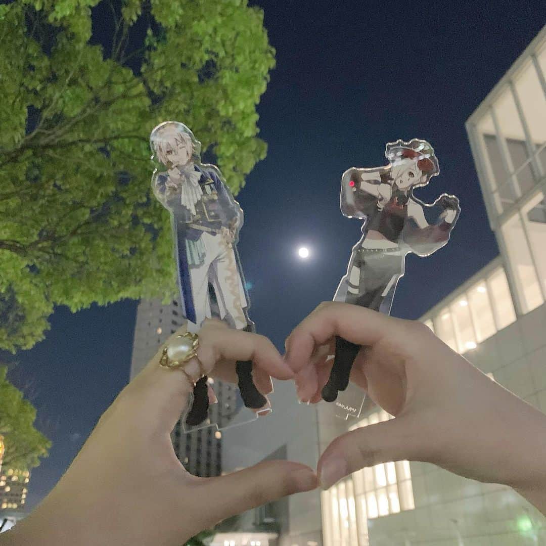 のインスタグラム：「🫶🏻  ヴィジュアルプリズンのライブに行った時の写真〜☾‪︎.*·̩͙‬  みなみさんと合流して一緒に写真撮れた＼(^o^)／嬉しい！  アクスタ持ってこの写真撮るのに憧れてたから嬉しい💛  この日はちょうど満月が出てたよ︎︎︎︎︎☺︎   #ヴィジュアルプリズン  #ヴィジュプリ  #ライブ  #アクスタ  #ロビン  #推し  #推しのいる生活  #ロビンラフィット  #instagood  #visualprison  #acrylicstand  #love  #anime  #instadaily」