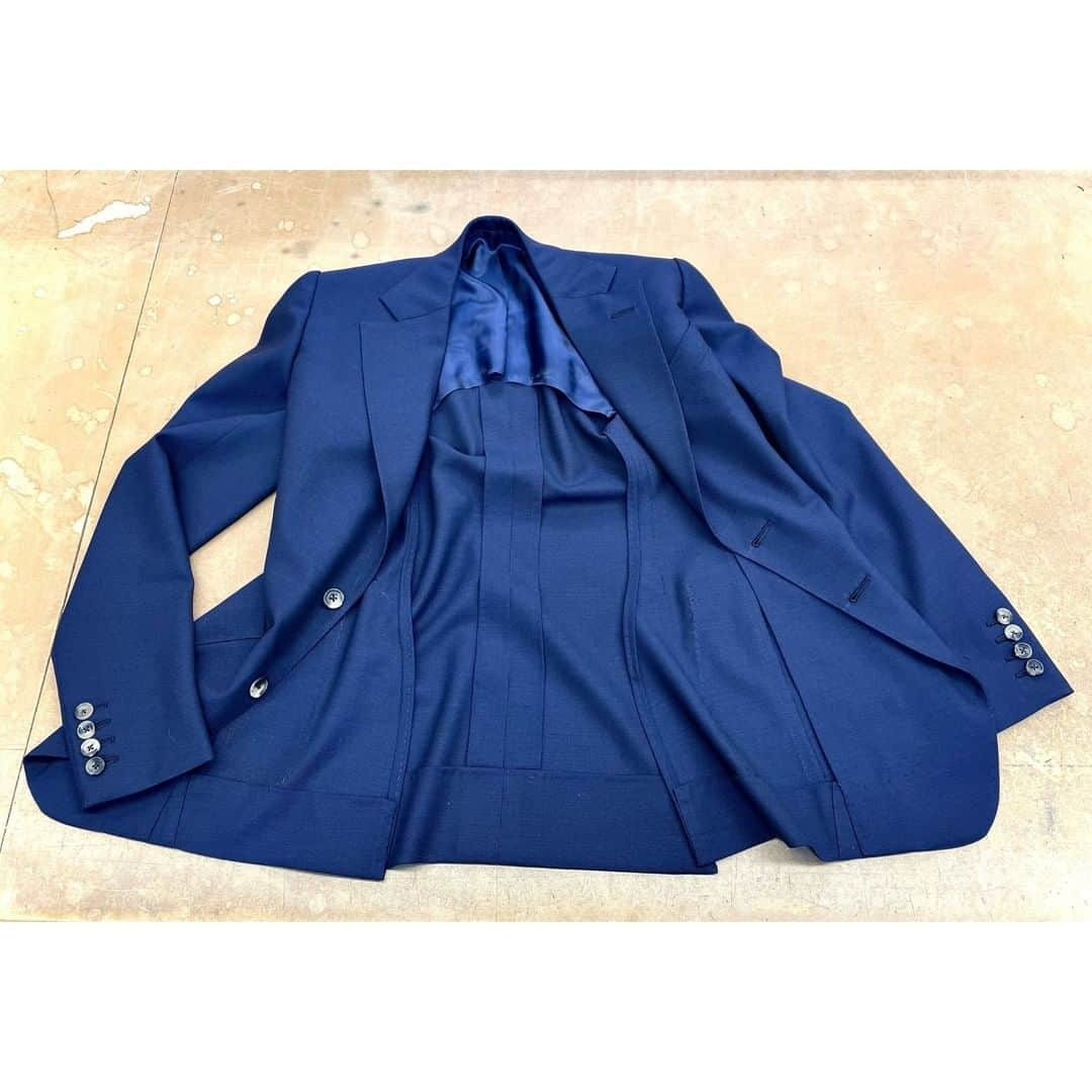 ギーブス&ホークスのインスタグラム：「Unlined, softly structured bespoke jacket with patch side pockets. Cut in a lightweight, breathable, crease resistant wool. Could be worn as part of a 2-piece suit, and separately for travel, or on the weekend, with casual trousers. Bespoke Trunk Show to the USA Los Angeles: 26th, 27th June New York City: 29th, 30th + 1st July」