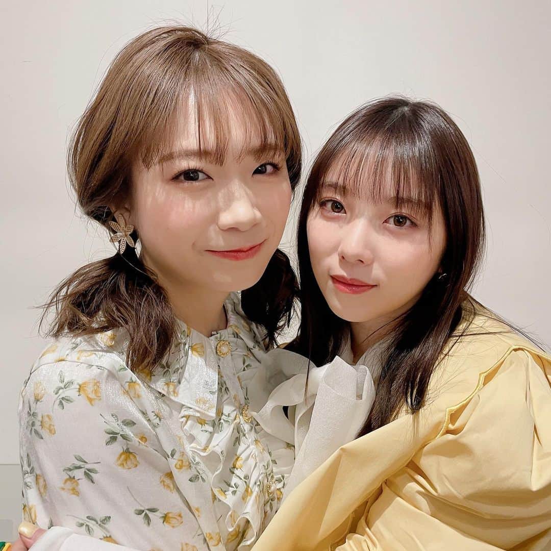 乃木坂46のインスタグラム：「\ 𝐎𝐅𝐅 𝐒𝐇𝐎𝐓 /  #乃木坂46 デビュー10周年 記念公式ブック #N46MODEvol2 発売中です💛💚 ┈┈┈┈┈┈┈┈┈┈┈┈┈┈ 今日のオフショットは #秋元真夏 ちゃんと #与田祐希 ちゃん🌼🪴 ┈┈┈┈┈┈┈┈┈┈┈┈┈┈ 2人のくしゃっと笑顔が 可愛すぎるのでスワイプして 見てくださいね💗」