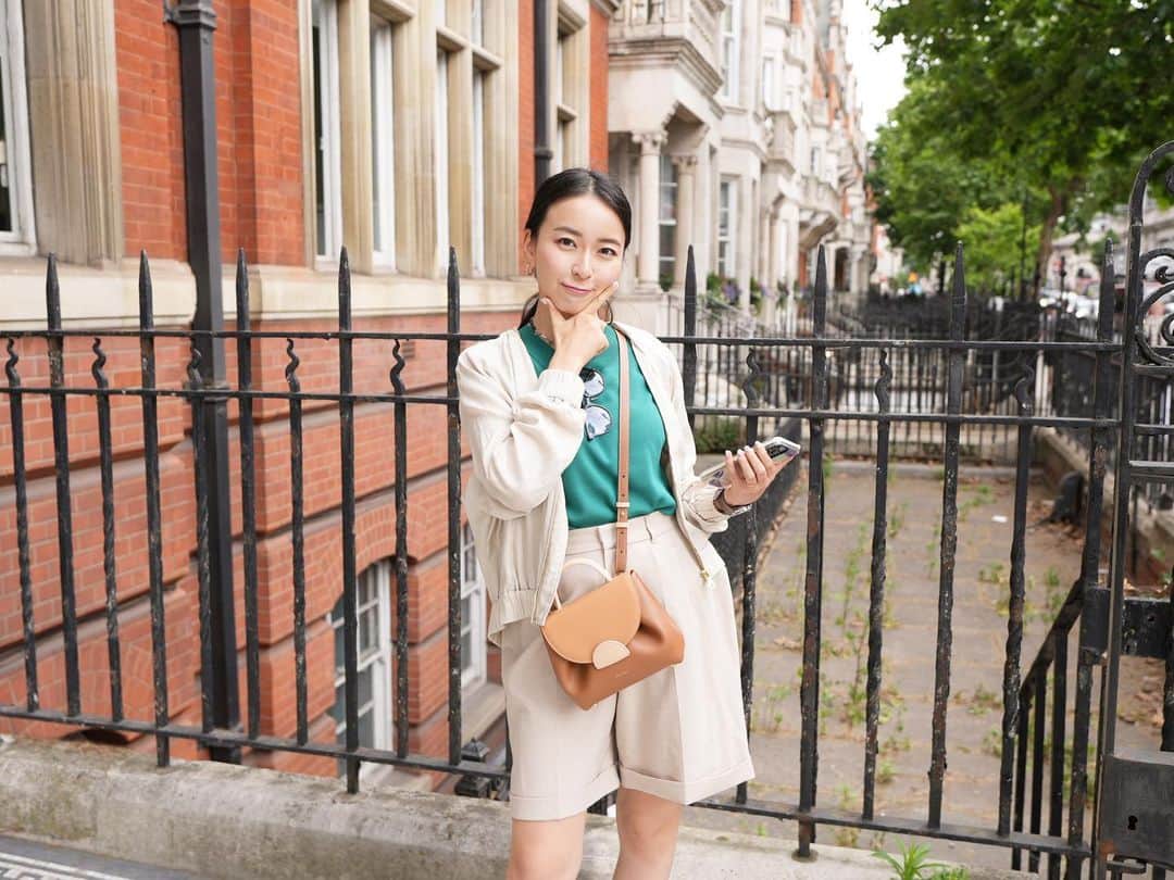 岩間恵のインスタグラム：「何気に初ロンドン🇬🇧 友達にも会えたし最高だったー！ 天気もほぼ良かった⛅️  バッグはポレーヌ👜 NUMÉRO UN NANOのトリオキャメルだよ パリに本店あるから行く予定🤍たのしみ  @polene_paris   #もっとロンドンぽい写真は @mame_trip にて #ピンクのカフェは #入ってない #入りたかった #混んでた」