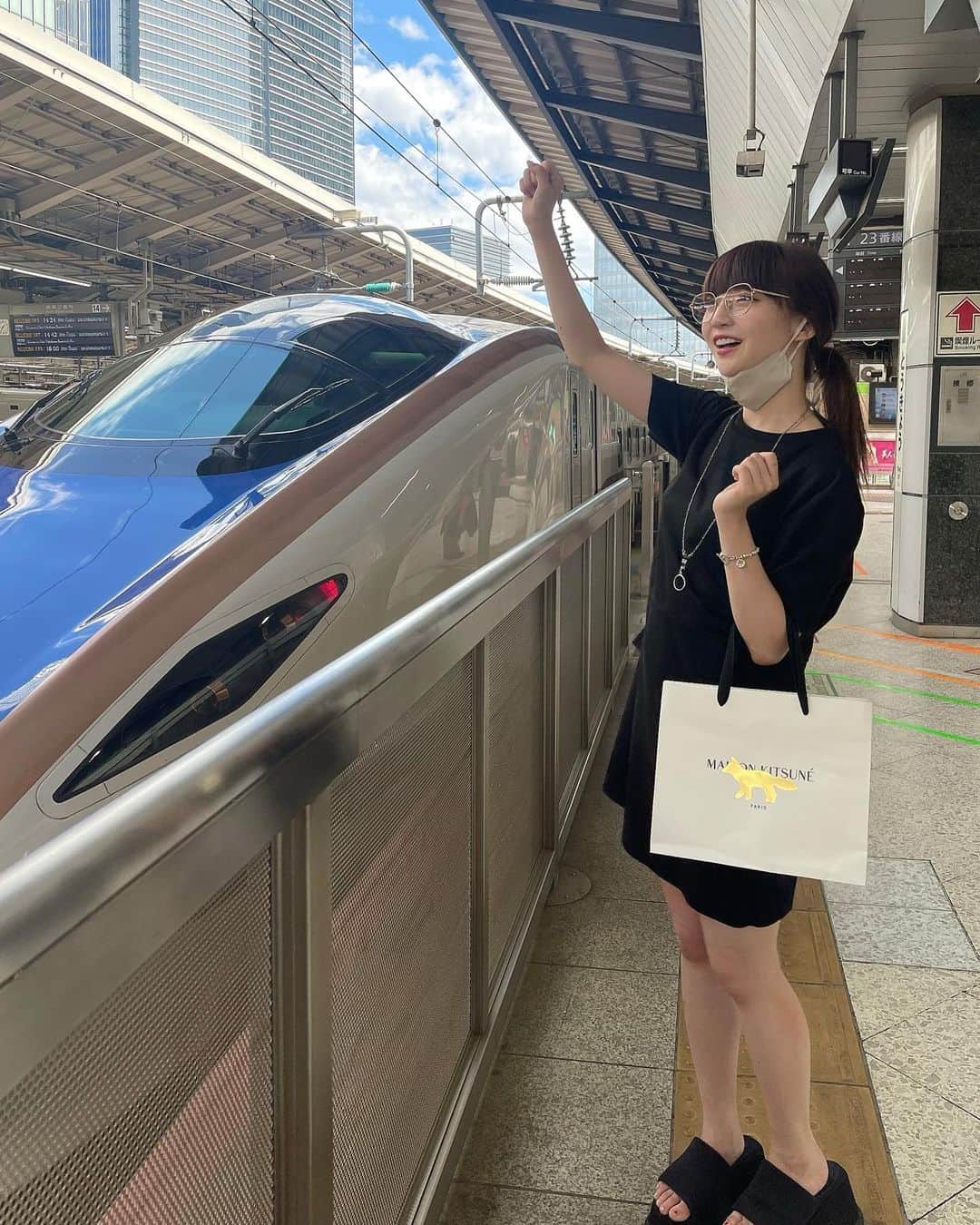 荻野由佳のインスタグラム：「めがねー！🚄💨🫶🏻」