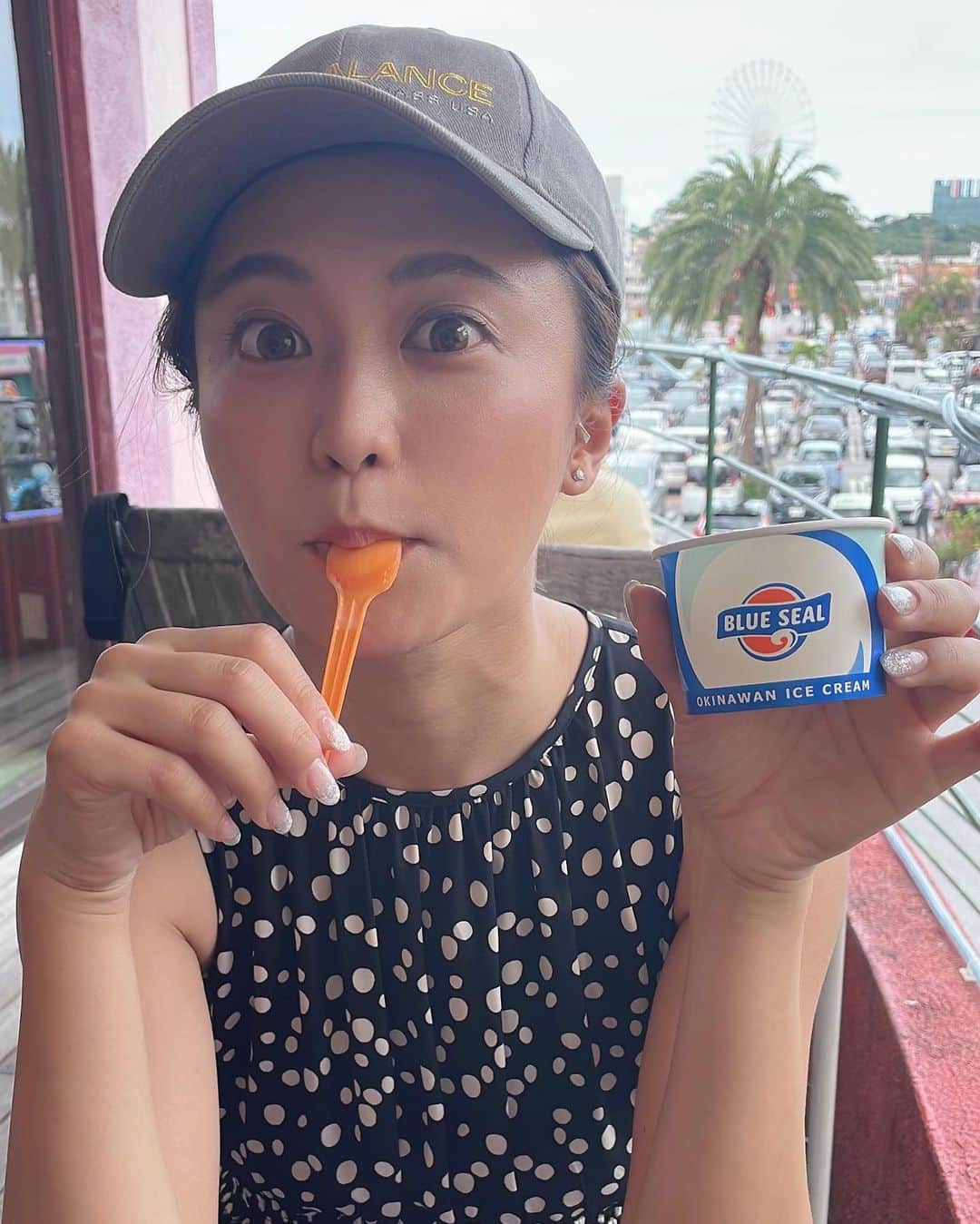 小島瑠璃子のインスタグラム：「🍨 塩ちんすこう味が優勝✨ みんなは何味が好き？ #ブルーシール #塩ちんすこう #アメリカンヴィレッジ」