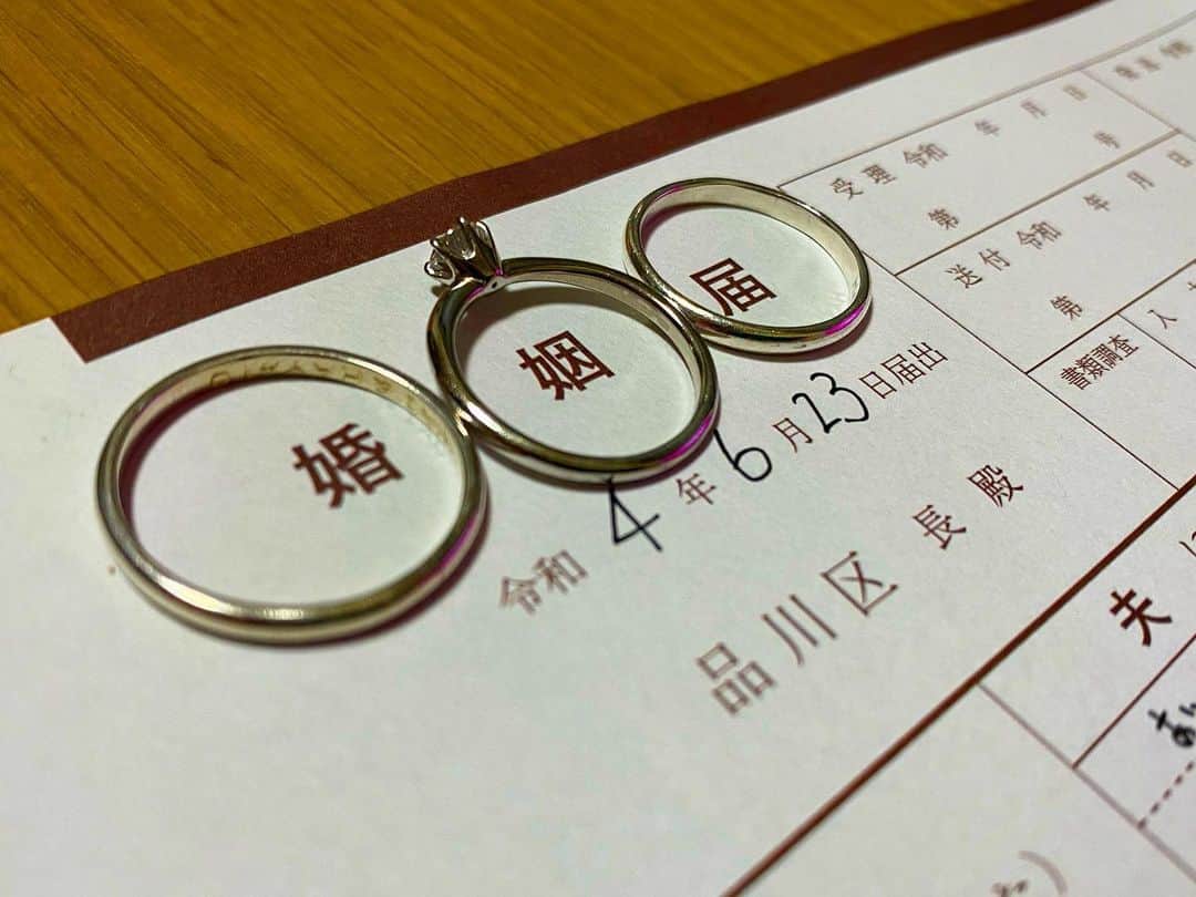 相澤隼人のインスタグラム：「私事ではありますが、先日学生時代よりお付き合いさせて頂いている彼女と入籍しました。  彼女とは2019年からの付き合いで今年で3年になります。  2019年は自分のことで精一杯で、彼女を傷つけてしまうことが多々ありました。 コロナの時期を経て少しずつ成長し、共に人生を歩んでいきたいと感じました。  2021年の結果は彼女なしでは成し得ませんでした。  いつかは私の父のように強く、母のように優しく、兄のように面白い立派なパパになりたいです。  この場を借りて、ご報告とさせて頂きます。  今後とも、何卒よろしくお願い申し上げます。」