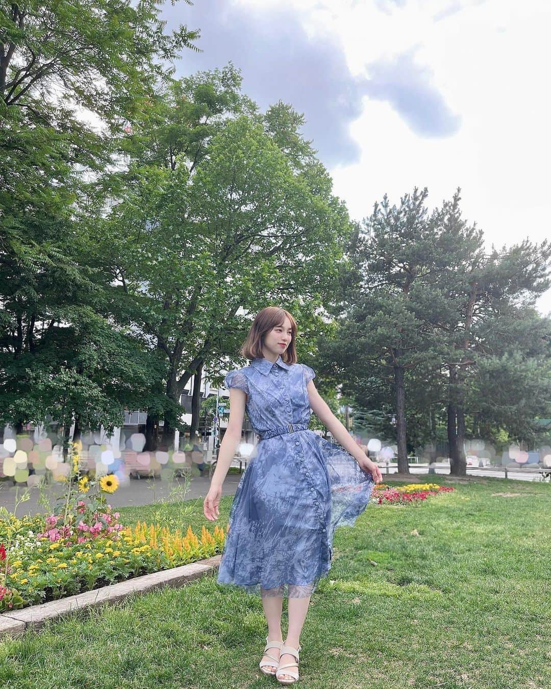 是枝優美さんのインスタグラム写真 - (是枝優美Instagram)「カラフルなお花たくさん！  青色のかわいいワンピ♡ パフ袖も袖丈もふんわりスカートもくしゅくしゅベルトも丈感も全部が完璧でおかわ☺️  @stella_tokyo.jp で手に入れました☁  #selca #selfie #셀카 #셀카그램 #today #ootd #dailylook #instagood #instalike #instafashion #followme #outfit #今日のコーデ#インスタ映え #アイドル #idol #japaneseidol #japanesegirl #マイディア #是枝優美  #北海道旅行  #北海道観光  #ワンピース  #水色コーデ  #夏コーデ」6月26日 22時52分 - yu_mi1226