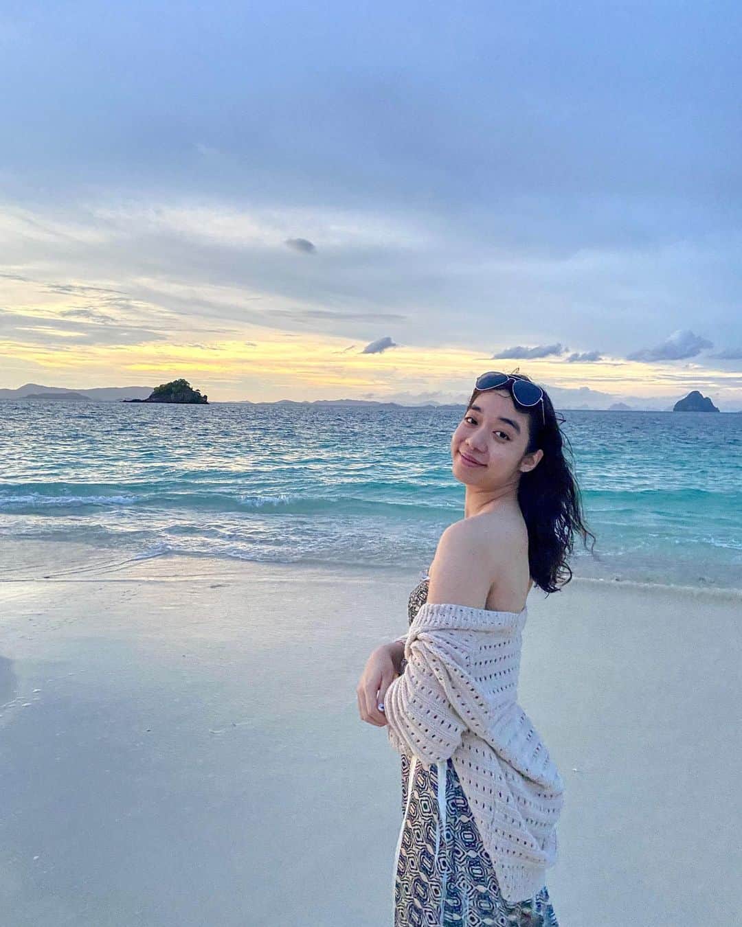 シータ・ラムサムのインスタグラム：「🏝swipe to the end for dolphins!🐬」