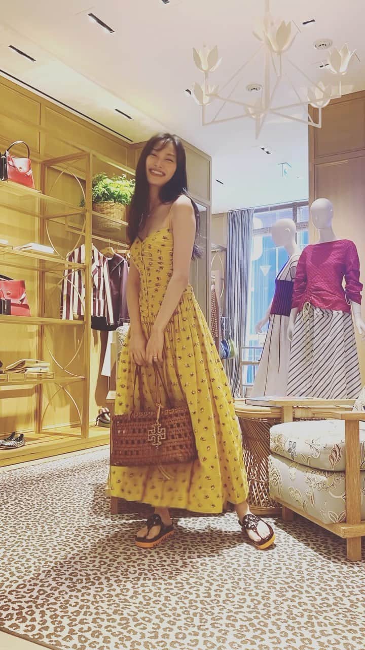 大政絢のインスタグラム：「ToryBurch の春夏新作を見に銀座店に🌿✨  どれも可愛くときめく…！ とても悩みました🫣  選んだお洋服はまた私服でアップしていきますね！皆さんのお好みは何番目ですか？✨  #toryburch」