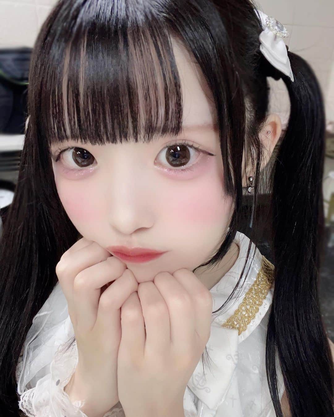 のインスタグラム：「相愛ものぽりー の歌詞です！ もえが作詞しました‪‪❤︎  * ⌒⌒⌒⌒⌒⌒⌒⌒⌒⌒⌒ *‬  何度好きを伝えても足りないの 君が愛おしすぎるから この歌を 君にあげる  君と出会った季節を思い出すよ 覚えてるかな？  今もまだ  2人が恋に落ちた あの日から 僕の胸は 君でいっぱいだ  特別扱いしてもいいかな 君だけのことを 僕の全部をあげるから わがままきいてくれる？  （サビ） 誰にも言えない秘密 君だけと作りたい 嫉妬も沢山するけど 恋ってわくわくするね  1回きりの運命 その1回がほしいの 天使のような笑顔を ずっと 独り占めさせてよ  （2番）  君じゃなきゃダメだなあって思うことが 多すぎて 困っちゃう  一途に君をずっと想ってるから 僕のこと 選んでほしいよ  （サビ）  君が落ち込んでいたら 一番にそばにいたいの 君には僕がいるから 幸せ 確約するの  一生分の出会いを 君からもらったんだよ 君が本当に好きだよ 唯一の 特別だからね  ほかの子ばっか見てないで こっちを見て 目を見て 伝えるから聞いてほしい  君だけをずっと守りたい僕を  1回だけ信じて 恋は誰にも止められないの   ねえ、これが恋じゃなかったのなら  何が恋なの？  絶対君を離さない  隣で笑っていてよ 2番目はいらない 君の1番は、ずっと僕だけ  君が本当に好きだよ 何があっても守るよ 天使のような笑顔を ずっと 独り占めさせてね ずっとずっと」