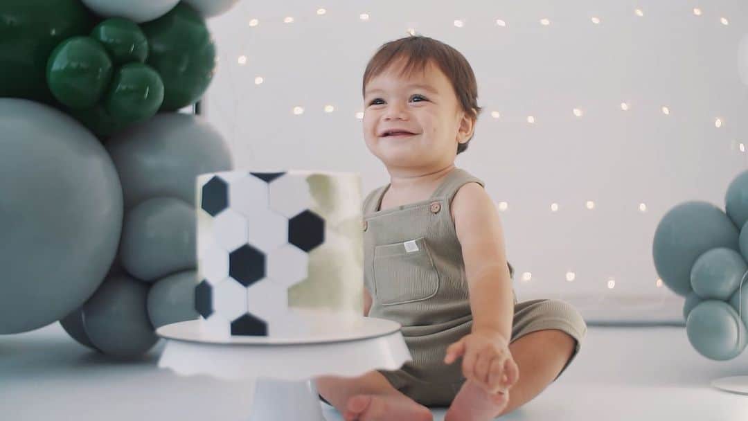 アナ・マリア・カゼミーロのインスタグラム：「E hoje comemoraremos o aniversário de 01 aninho do Caio 🥳🥳🥳!!! E para já iniciarmos o aquecimento ⚽️⚽️⚽️, o Smash The Cake mais fofo do ano, e com participação especial da irmãzinha Sara 😍😍😍  Obrigado @annamarianacasemiro e @casemiro pela confiança e mais uma celebração juntos ❤️」
