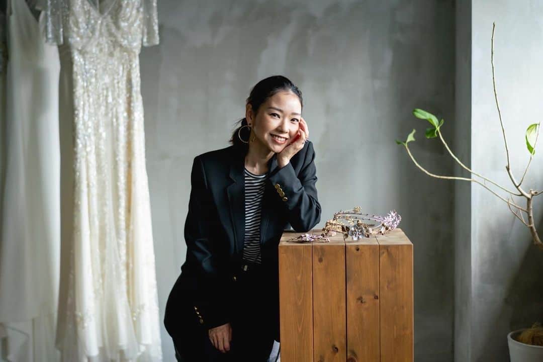 服部由紀子のインスタグラム：「皆さん、見てくださってありがとうございました！ 自分の技術を評価してくださって出演させていただき、そして赤裸々に話した今回の密着。 ウェディングの仕事をしながら、 いろんな経験があったからこそ、人の辛さ、悲しみ、悩み…人に寄り添えるこの仕事が自分の全てになりました。  これまでの人生、山あり谷あり。 どの人にもキラキラ見えたとしても、自分と生活と、そして仕事の裏には沢山の悩みと不安は必ずあるものです。 あれも私、これも私。  そして今が1番だから、辛い過去も思い出としてしかならないから後悔って言葉が私にはありませんでした。 そう思ってきました。  これからも応援してくださる全ての人に感謝して、  今を、瞬間を一生懸命生きていきます！  今を最高のものに変えさせる。それができるのも、たったこの自分1人しかできないんだから。  ありがとうございました！  最高に今、幸せです！  #情熱大陸 #服部由紀子」