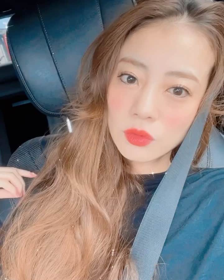 あびる優のインスタグラム：「あっという間に1週間経っちゃった🙇‍♀️  そろそろ美容室行かないと😮 おやすみなさい😴❣️  #make#makeup#redlips#redlip#メイク#メイクアップ#赤リップ#💋#💄#😊#😴」