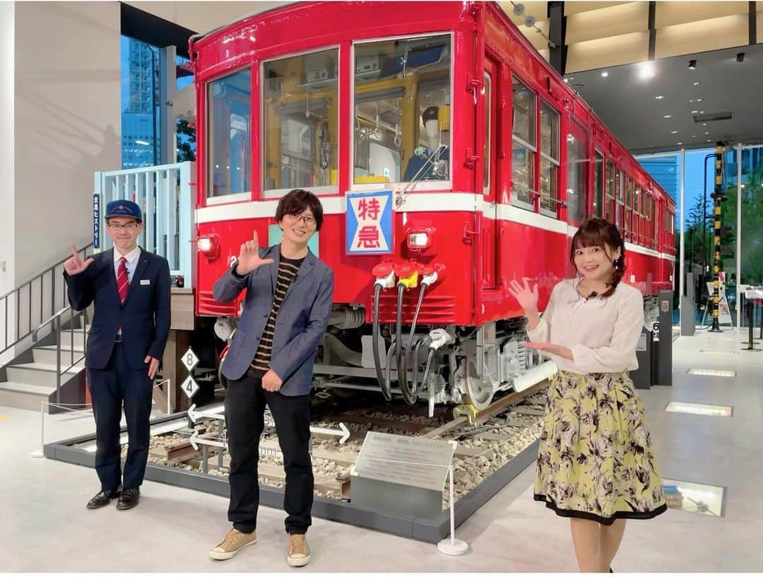 久野知美さんのインスタグラム写真 - (久野知美Instagram)「🚃🌸✨ 　  こんばんは♪ 前回の投稿に沢山のあたたかなコメント ありがとうございます( ´ ▽ ` )ﾉ♪  最初の発表から約2ヶ月経過したので、 補足です🤭  レイルラボさんが とても真摯な ニュース配信をして下さったのは Twitterなどでは既報ですが… !  https://raillab.jp/news/article/27263  〜以下、レイルラボさん記事より転載〜  女子鉄アナウンサーとして活動する久野知美氏は2022年4月15日(金)、自身の公式インスタグラムで、所属していたホリプロアナウンス室を卒業したことを発表しました。なお、自身がMCなどを務める番組や、ホリプロで2人3脚で連れ添った南田マネージャーとの相互乗り入れ(共演、監修)は続くとし、SNS上では新たな出発を祝福する声が多く寄せられています。  久野氏は2008年にホリプロへ入社、その後担当となった南田マネージャーとの出会いが、愛する「鉄道」に関する仕事を多く担当することへのきっかけとなったことを綴っています。環境が大きく変わったコロナ禍が、これまで歩んで来たレールと、これから先に繋がっていくレールを見つめなおすきっかけに。そしてホリプロと話し合いを進めた結果、契約満了を機に、背中を押してもらう形で14年間所属したホリプロを離れることとなりました。  久野氏は現在、テレビ、ラジオ、CMに多く出演。この4月からは、自身がMCを務めるBSフジ「Let'sトレ活」もスタートしています。また、西武001系電車 特急「Laview(ラビュー)」や東武500系電車 特急「リバティ」など、数多くの列車の車内自動放送も担当する筋金入りの「女子鉄アナウンサー」です。 今後の具体的な展開については改めて発表される予定とのこと。新しいレールを進み、一駅一駅歩んでいく久野氏の活躍にこれからも期待しています。  〜記事引用ここまで〜  締めに記載頂いている通り 今後の具体的な展開は改めて発表します😌🚃🌸✨ まずはご関係各位に折を見てご報告、 発表はその後に成増🙏🏻お待ち下さい!  とても心温まる、真摯な 嘘のない記事にしていただき 心から感謝しております!  繰り返しのご説明となりますが、 鉄道関係のテレビやラジオ・イベントなどは 変わらず引き継がせて頂いていまして この春からは新番組 #レッツトレ活 も 始まりました!🙌🏻🚃✨  大好きな友近さん&礼二さんの アシスタントをさせて頂いております #妄想トレイン も 有難いことに3年目に突入しています🌸  今年度は、イレギュラーで窓口を飛び出し 制服を脱いだ回もありましたが、 やむを得ないご事情でウヤになってしまったことを 申し訳なさそうになさる中で、 引き取らせていただいた旨をお伝えしたところ 最も喜んでくださったのは友近さんでした☺️✨ 信頼してお任せいただけること、 とても幸せに思います。  次に窓口を出る時は、 嵯峨野観光さんぶりの友近さんとの2両編成ロケとか 友近さんがMC席にいらっしゃるままに 旅のサポート&鉄ゲストが 叶うと嬉しいなぁなんて いろんな反響を受けて、 ぼんやり思っております(*´꒳`*)🌸✨ (とはいえ、色んな方にこうして よく「たまには外にも出てね」とお声を頂きますが 私本人は窓口もお気に入りです🤭🍀)  そうそう! 今後の番組情報につきましては 秋改編に向けてすでに様々な動きもあります。 諸々の情報解禁をお待ちください(●'ᴗ'σ)σணღ*  ※なお、インスタに関しては メインがストーリーゆえ更新頻度が 各駅停車ですみません!🙏🏻🚃✨  (告知ばかりにしたくないのと、  オシャレ風味にしなきゃいけないのが苦手で🤣←  まだ何を投稿すれば良いのか  まったく掴めずにおります😂ww  海外鉄メインでいいですかね?😳✈️)  ツイッターは ほぼ毎日呟いているのと 最新情報はファンクラブ #トレインカフェ →アメブロの順にアップしてますので ご参照下さいますと幸いです😌🌸  デハデハ〜! 新しい1週間も、ゆるゆると 乗り切りましょう🙌🏻🚂✨  ———————————————————————— ★ただいま出演中！★ タモリ電車クラブ🚂 テレ東「なないろ日和！」「よじごじDays」 BSフジ「鉄道伝説」  🚃BS日テレ「#友近礼二の妄想トレイン」 毎週月曜 21:00〜 #妄想トレイン  🚃BSフジ「#レッツトレ活」 毎月第 2・第4月曜(再放送) 24:00〜  🚃NACK5「スギテツの #GNRR」 毎週日曜 朝5:00〜 ※7月からダイヤ改正です!  🚇4冊目の鉄道本発売中‼️ #東京メトロとファン大研究読本 #カンゼン 刊 #女子鉄アナウンサー #久野知美 著 #南田裕介 監修 Amazonはコチラ(*´꒳`*)🌸 https://www.amazon.co.jp/dp/486255587X  #鉄道とファン大研究読本 #女子鉄アナウンサー久野知美のかわいい鉄道 #京急とファン大研究読本 もよろしくね🥰 #女子鉄 #鉄道女子 #鉄道 #鉄道好きな人と繋がりたい ————————————————————————」6月27日 0時18分 - tomomi_kuno