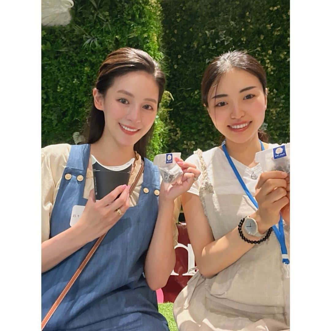 立花陽香のインスタグラム：「姉がヴィーガンスイーツ🧁のお店をやっていまして、麻布でイベントがあったので遊びに行きました🎵🎵  #vegan とは、卵や乳製品を含む動物性食品を一切口にしない【完全菜食主義者】のことです。 また、有害物質や添加物も避けます。  【自分の身体と心が喜ぶものを選択する🍀】とっても素敵だな〜っと思います。  ヴィーガンの方と交流し、お話も聞けました。それぞれこだわりをお持ちで、健康重視、環境保全、動物愛護など目的も様々。新しいことを知ることが楽しかった💕 姉もそうですが、イベントにいらしていた方々が、オープンハートで優しくて温かったです☺️ 私はヴィーガンでもベジタリアンでもないですが、姉のお仲間さん達と出会えたことが嬉しかったです。  自然派のスイーツが増えれば良いなぁ。グルテンフリーやローカロリーなものもあって甘いもの大好きな私には最高🥰🥰🥰 姉のプラントベーススイーツはとっても美味しくて、大人気でした❣️ チャイやタルトやフルーツサンドも美味しかったです❤️  また遊びに行きます @vecipe_official 🎵🎵 楽しいひとときをありがとうございました😀 姉、お疲れ様でした❗️  @lovinseed 🧁💓💓💓  . #スイーツのつどい #ベシピ #プラントベース #プラントベースフード  #ヴィーガン #ビーガン #ベジタリアン #自然派 #ヴィーガンスイーツ #ヴィーガンフード #ヴィーガンケーキ #ヴィーガンおやつ #ビーガンスイーツ #ビーガンフード #ビーガンケーキ #ビーガンおやつ」