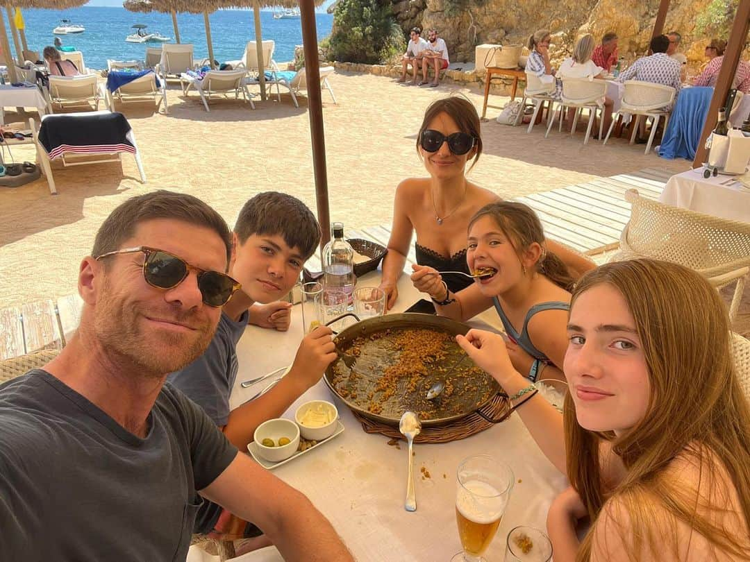 シャビ・アロンソのインスタグラム：「Un buen arroz es insuperable😎」