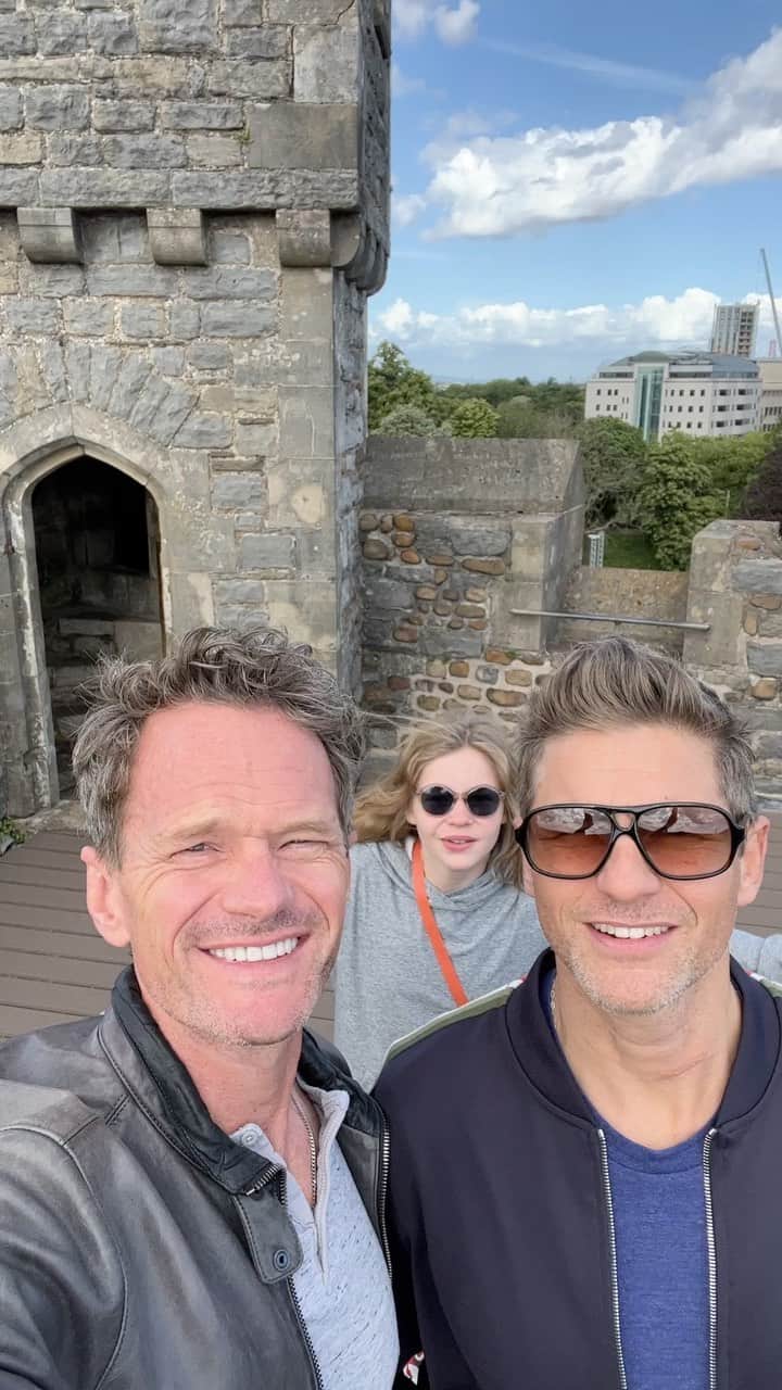ニール・パトリック・ハリスのインスタグラム：「Cardiff Castle Confidence. @dbelicious」