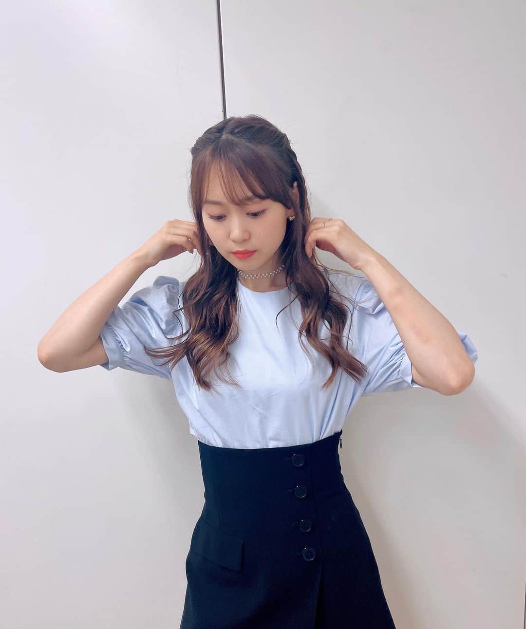 芹澤優のインスタグラム：「・  💘  メイクさんが髪可愛くしてくれた〜  んんん〜  そんだけ〜  🤍🤍🤍🤍  #ヘブバン3章ボス倒せなすぎてもう泣きそう… #泣いても可愛いからいーか」