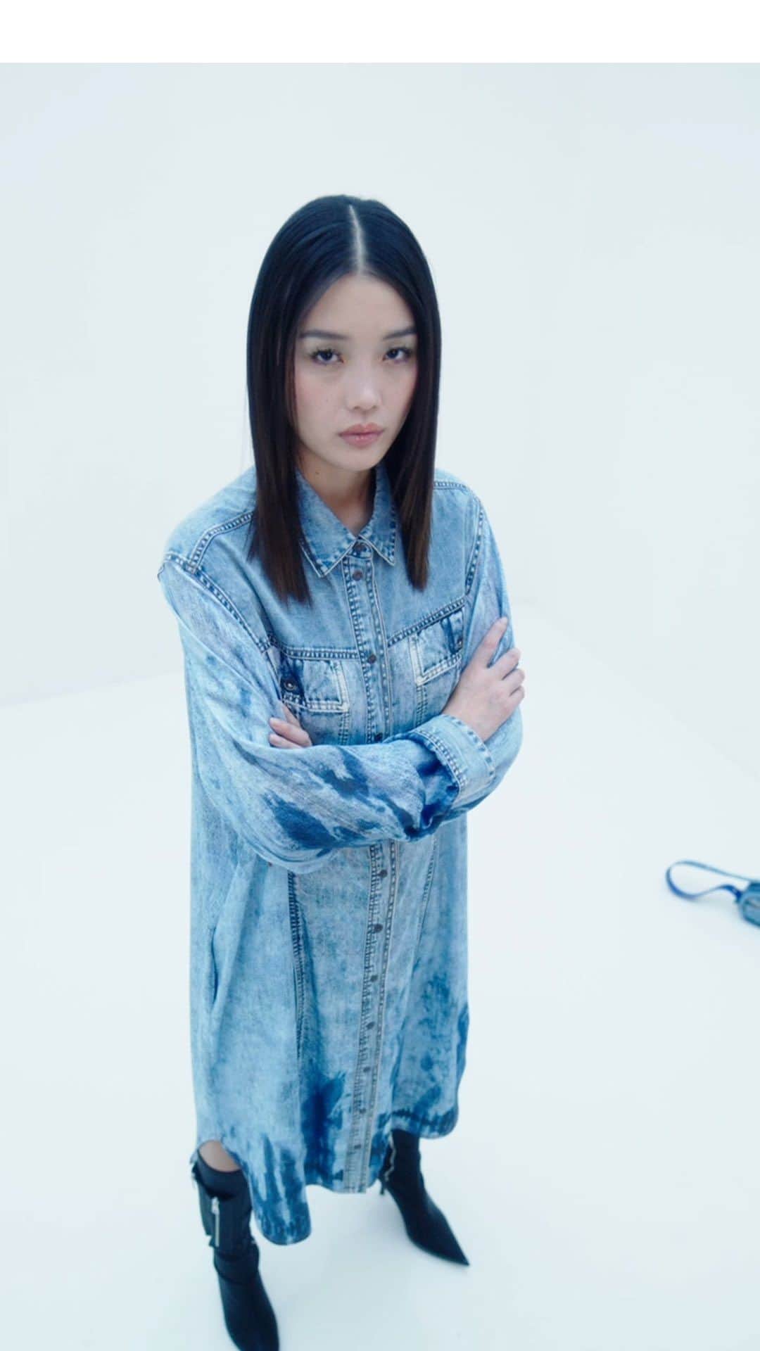 ディーゼルのインスタグラム：「Transcending binaries.  The Unexpected Dress fuses the unisex street vibe of a hoodie with the classic femininity of a soft georgette skirt to create something new. It’s the embodiment of the Diesel attitude #ForSuccessfulLiving  Shop at the link in bio.  #DieselFW22」