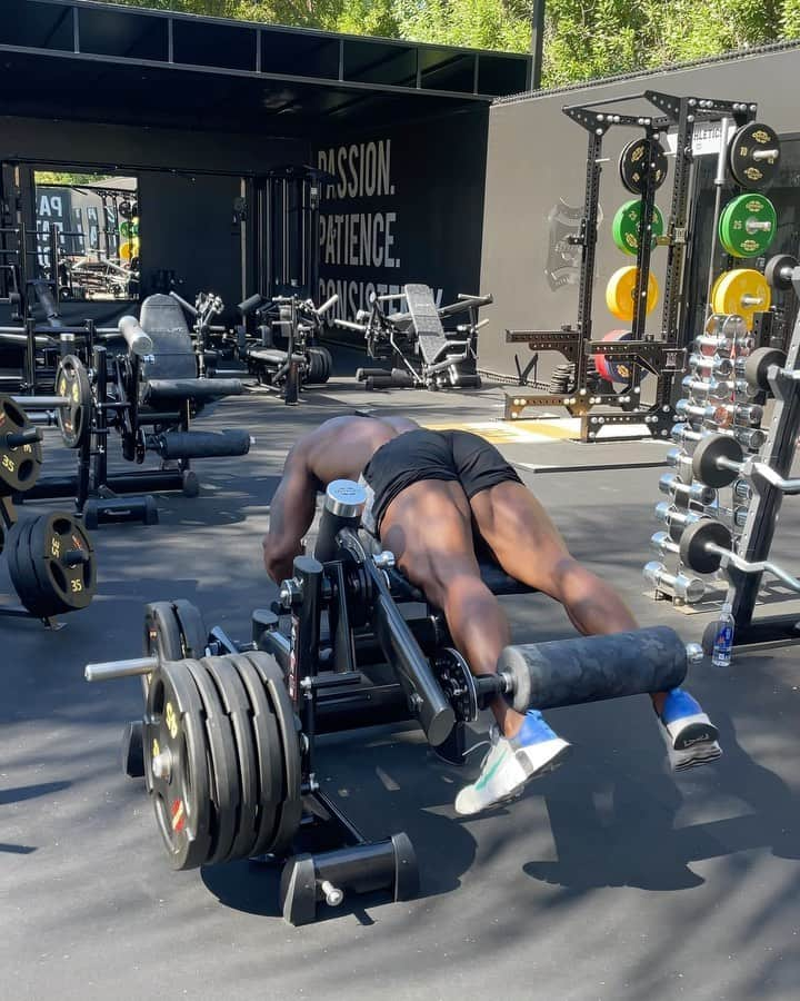 Simeon Pandaのインスタグラム：「Easy like Sunday morning 👌🏾@champagnepapi new album is the perfect vibe for a Sunday outdoor gym workout.   #simeonpanda #gym80 #gym80us #goldsgym #simeonpandasgoldsgym」