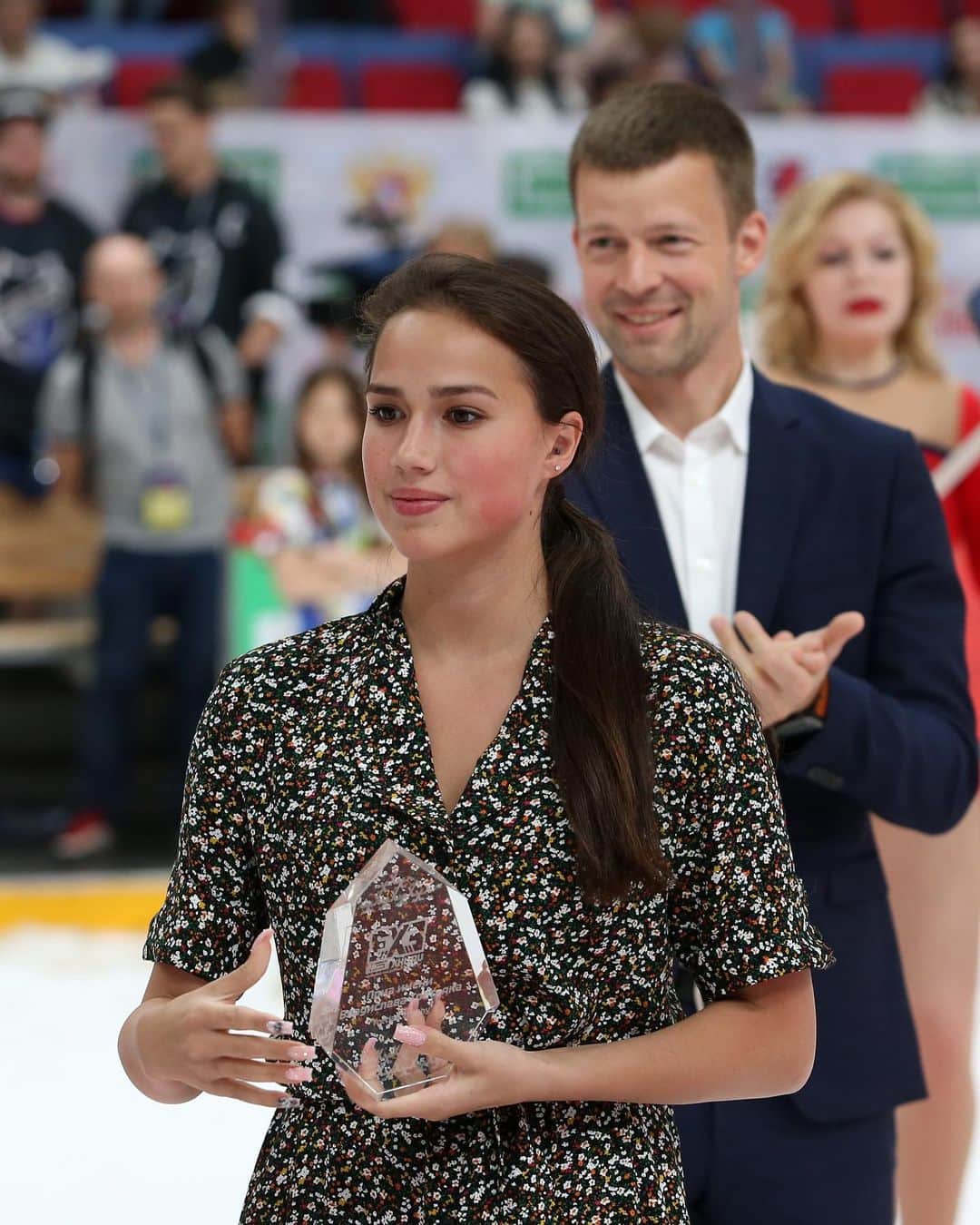 アリーナ・ザギトワのインスタグラム：「Не устану признаваться в любви к хоккею! 🏒  Вчера в Балашихе прошёл чемпионат ФХР 3х3 Лига Ставок City Cup! Конечно, я не могла его пропустить 😄  Но приезжала я не просто посмотреть на матчи с трибун, а ещё и принять участие в церемонии награждения! От души поздравляю призёров и победителей 🏆 Вы снова и снова доказываете нам, что российский хоккей - самый зрелищный 💪🏻   Очень здорово, что этот вид спорта не стоит на месте и постоянно развивается! Мне кажется, формат 3х3 в скором времени станет оочень популярным! Кстати, а как вам такие динамичные матчи?」
