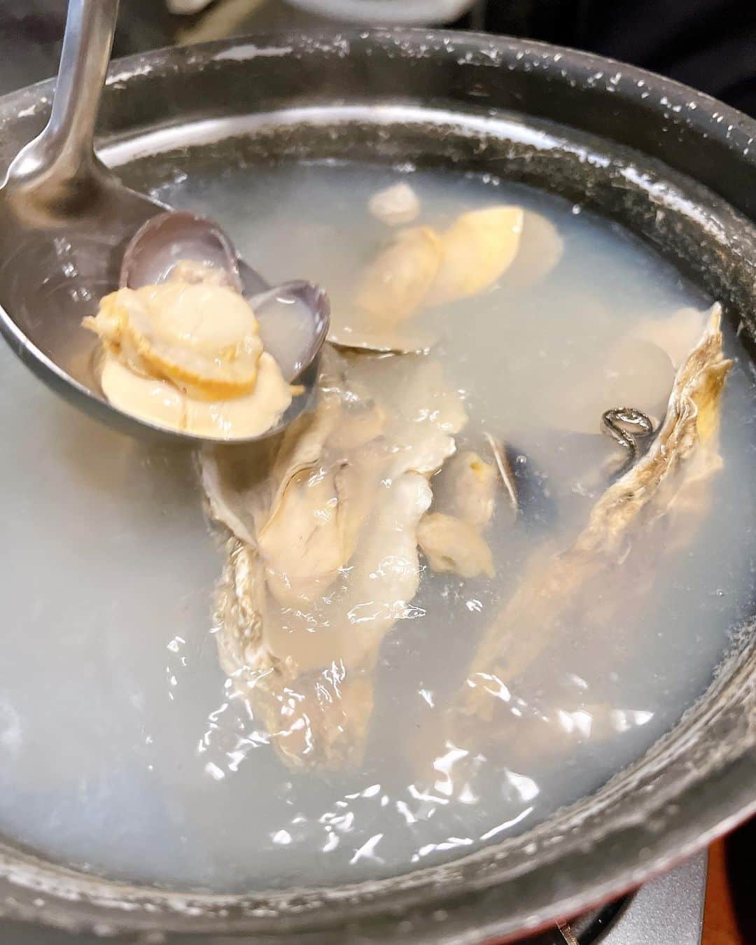 遠野舞子さんのインスタグラム写真 - (遠野舞子Instagram)「貝が旨いと聞けば行かないわけにいかないでしょう！ いろんな貝の出汁がふんだんに滲み出ているから美味しいに決まってる！ 頼み方を間違えて、先にぐびぐび飲んでしまったものだからお酒が入らなくなっちゃった（笑）  #貝風呂 #北海道グルメ  #苫小牧市 #貝好き」6月27日 2時57分 - maikotohno