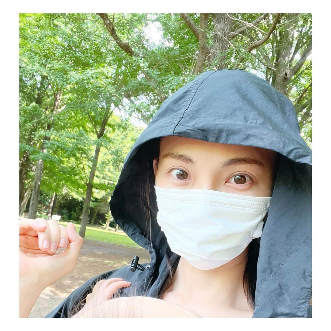 押切もえさんのインスタグラム写真 - (押切もえInstagram)「梅雨明けしたとな？  写真は少し前。 1人でベビーカーを押し、息子の手を繋いでお出かけしていたら急な大雨に降られ、抱っこひも装着、息子にレインコートを着させて自分も着込んだらたちまち晴れてきた、という日。  今となっては良い思い出…。  パッカブルのマウンテンパーカはお友達の谷田真美ちゃんが作った @earthy__official というブランドのもの。  また急な天候の変化に備えて持ち歩こうと思います。  さて、お知らせです。 今夜放送の『100%！アピールちゃん』に出演します。 ある企画にチャレンジしました。 なので、ぜひ観ていただけたら嬉しいです。  感想もお待ちしています☺︎  #雨上がり #謎の右手 #誰なのかもわかりにくい写真 #ごめんなさい😭」6月27日 14時09分 - moe_oshikiri