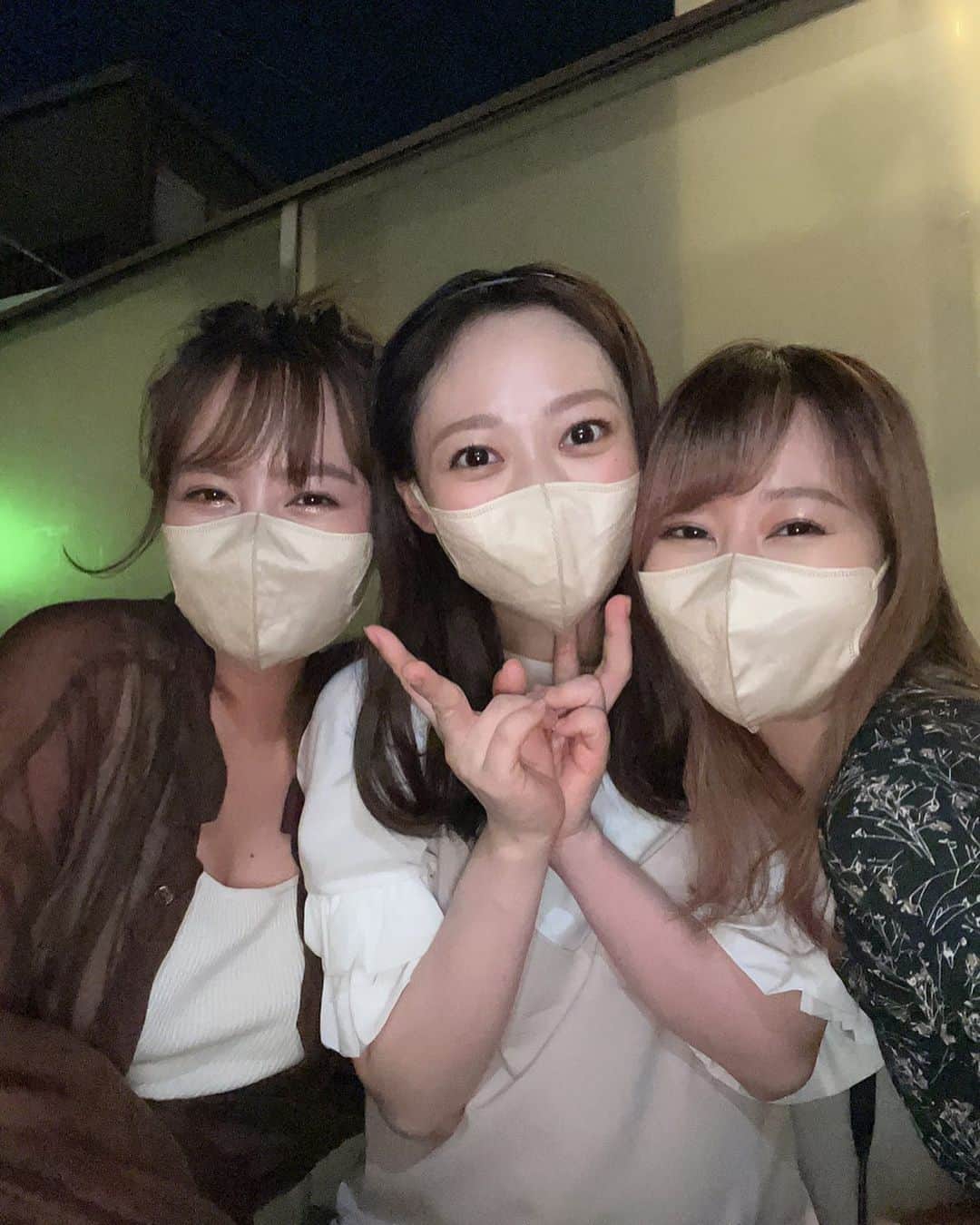 のインスタグラム：「りぽぽとかなことご飯🤤🍴  卒業してから仲良くなった貴重な同期🧏‍♀️ ずっと話して楽しい夜でした〜〜✨  りほの出産、応援してきたよ☺️ すごいよ...すごすぎる🥹 応援することしかできひんけど🥹  落ち着いたらお寿司食べに行こーね🍣！！  みんな大人になりました〜🤭💕」