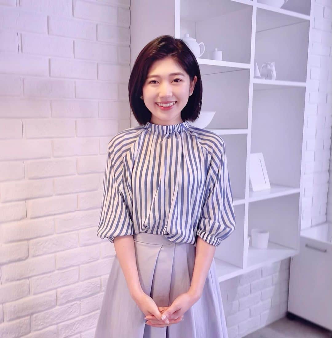高橋幸のインスタグラム：「きょうも暑いですね！ 速報でお伝えしましたが、関東甲信、東海、九州南部で梅雨明け、、😳　こんなに早く明けるとはびっくりです。 水分をしっかりとって、体調に気をつけながら過ごしていきましょう🥤🙌  #衣装 #ストライプ」