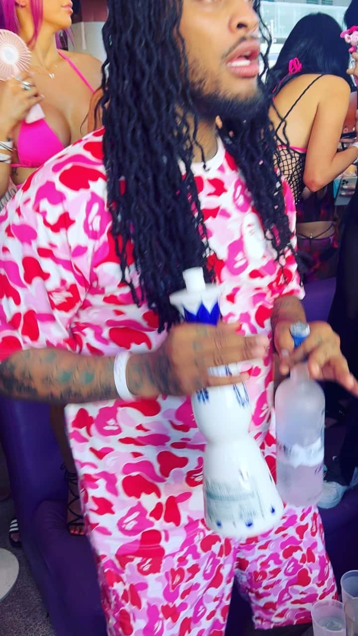 ワカ・フロッカ・フレイムのインスタグラム：「This me all summer 😂😂🤣 Life great 🤣😂😂 whole team UPPPPP😂😂😂」